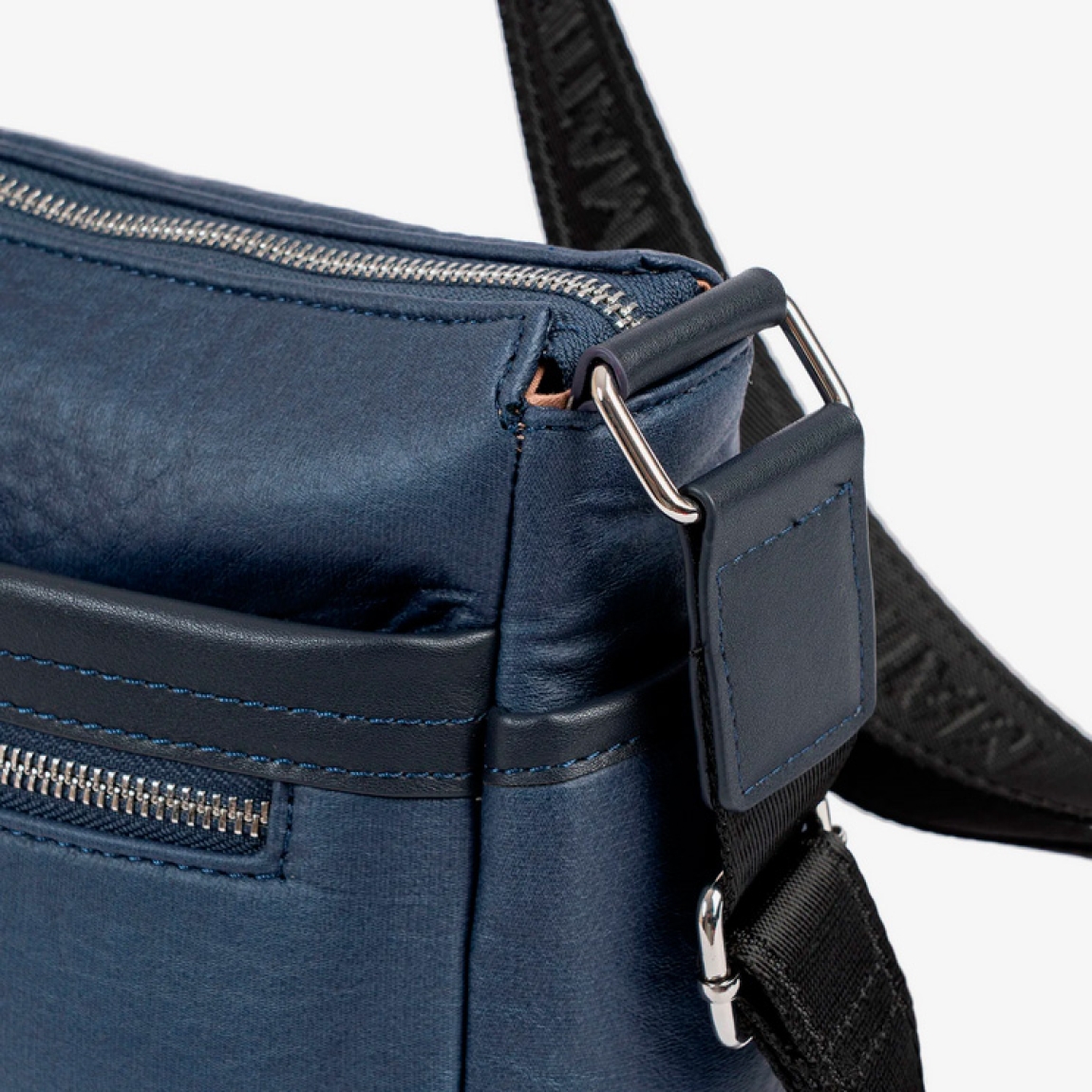 Bolso de la marca Matties, modelo TAMA. Elaborado con polipiel de alta calidad, con un acabado fiel a la piel natural color azul marino. Bolsillos estratégicamente ubicados para llevarlo todo organizado. Interior forrado en textil suave al tacto. Tamaño mediano, ideal para el día a día. Medidas: alto 16cm y ancho 22cm.