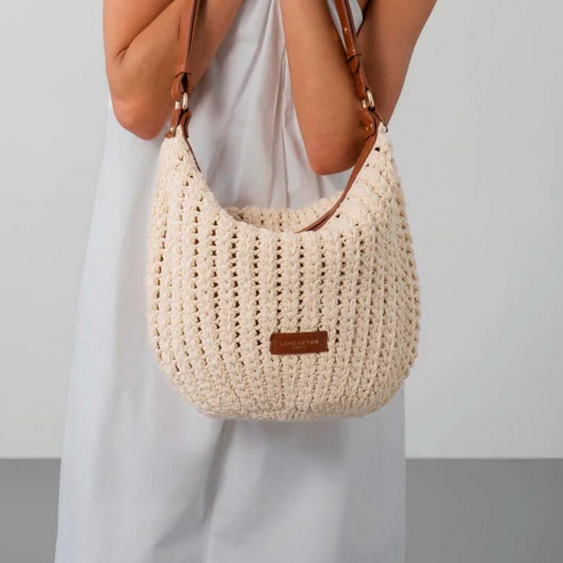Bolso de la marca Lancaster, modelo TRESSÉ. Bolso confeccionado en algodón con detalles de piel de vacuno color camel. Cuenta con un bolsillo interior con cremallera y un doble bolsillo interior simple. Se lleva al hombro o cruzado. Bolso Lancaster TRESSÉ ideal para esta temporada! Medidas: alto 30cm y ancho 36cm.