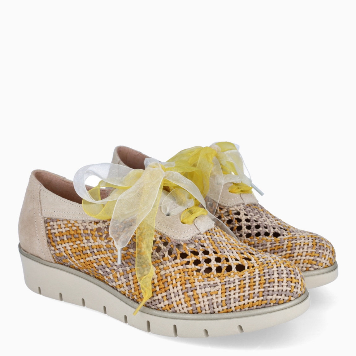 Deportivas de la marca Munné, modelo ANGELS. Elaborado en rafia multiculor. Interior en piel color beig. Cierre de deportivas Muné con cordones de doble color. Suela dentada con cuña de 3cm de altura. Estas deportivas Munné ANGELS son ideales para ti!