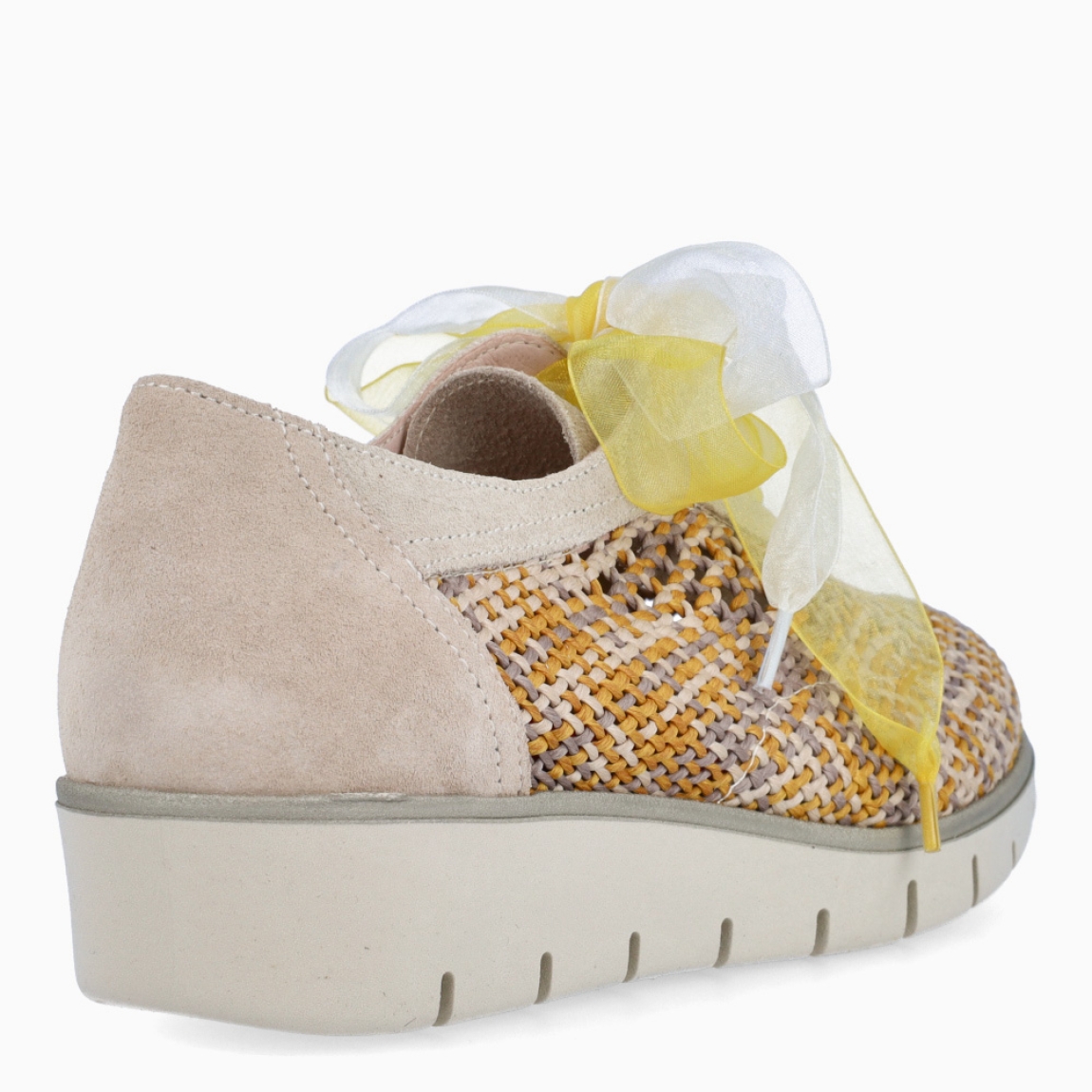 Deportivas de la marca Munné, modelo ANGELS. Elaborado en rafia multiculor. Interior en piel color beig. Cierre de deportivas Muné con cordones de doble color. Suela dentada con cuña de 3cm de altura. Estas deportivas Munné ANGELS son ideales para ti!