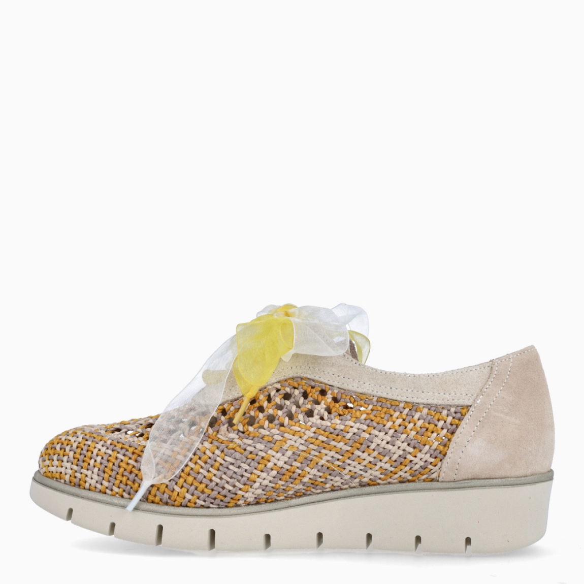 Deportivas de la marca Munné, modelo ANGELS. Elaborado en rafia multiculor. Interior en piel color beig. Cierre de deportivas Muné con cordones de doble color. Suela dentada con cuña de 3cm de altura. Estas deportivas Munné ANGELS son ideales para ti!