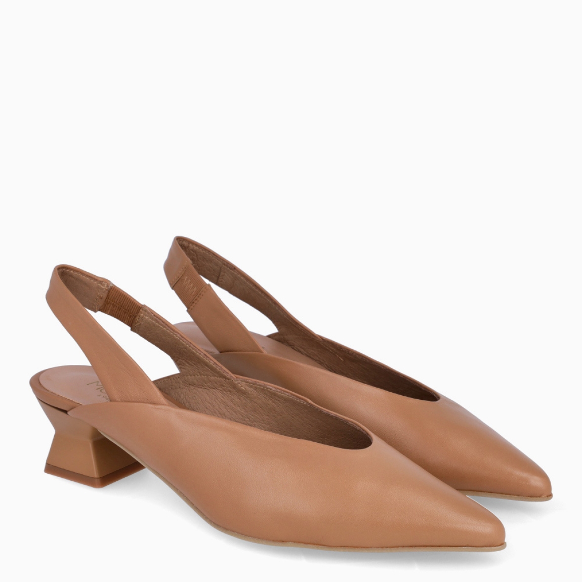 Salones de la marca Munné, modelo GINEVRA. Elaborados en piel color taupe con punta lápiz. Salones destalonados con cierre en gomas elásticas. Interior en piel color nude. Suela con tacón ancho de 4cm de altura. Estos salones Munné GINEVRA son ideales para ti!
