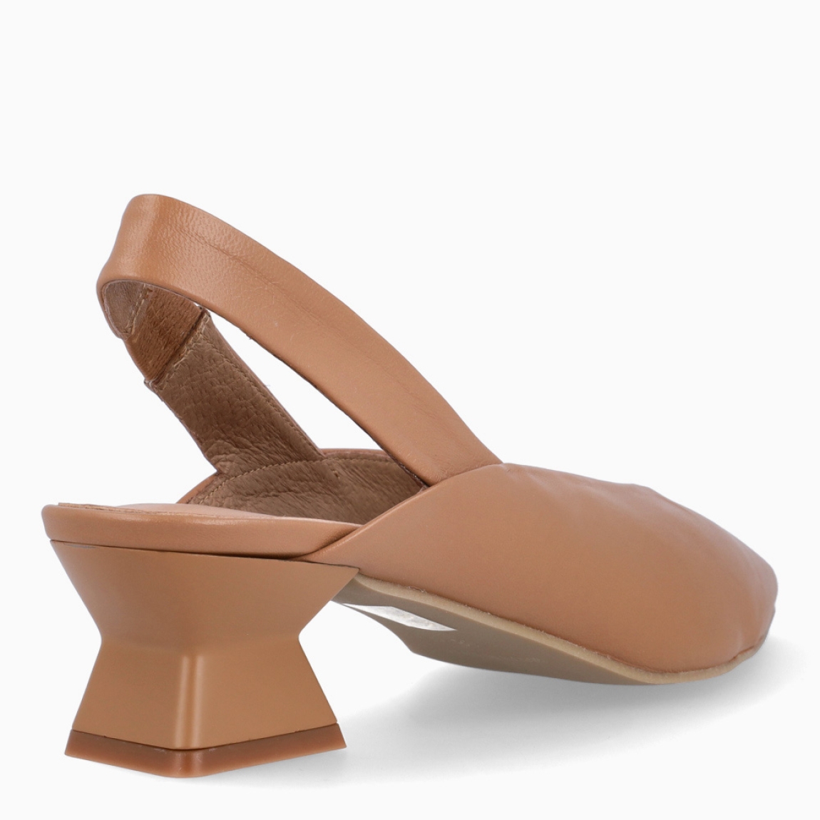 Salones de la marca Munné, modelo GINEVRA. Elaborados en piel color taupe con punta lápiz. Salones destalonados con cierre en gomas elásticas. Interior en piel color nude. Suela con tacón ancho de 4cm de altura. Estos salones Munné GINEVRA son ideales para ti!