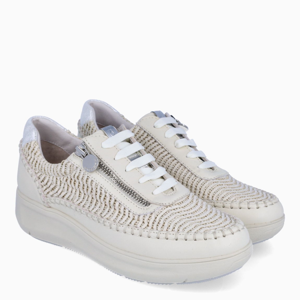 Deportivas transpirables de la marca Stonefly, modelo CREAM 78. Exterior de las deportivas en piel troquelada color beige con detalle de cremallera. Interior de las deportivas en piel color beig con plantilla acolchada y extraíble para máxima comodidad. Cierre de las deportivas con cordones y una suela de goma plana. Estas deportivas Stonefly CREAM 78 tienen un diseño que ofrece frescura y comodidad en cada paso que des. Perfecto para esta temporada.