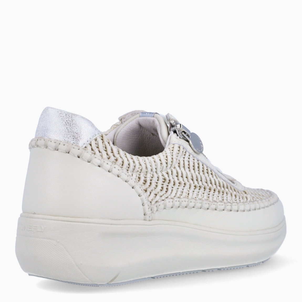 Deportivas transpirables de la marca Stonefly, modelo CREAM 78. Exterior de las deportivas en piel troquelada color beige con detalle de cremallera. Interior de las deportivas en piel color beig con plantilla acolchada y extraíble para máxima comodidad. Cierre de las deportivas con cordones y una suela de goma plana. Estas deportivas Stonefly CREAM 78 tienen un diseño que ofrece frescura y comodidad en cada paso que des. Perfecto para esta temporada.