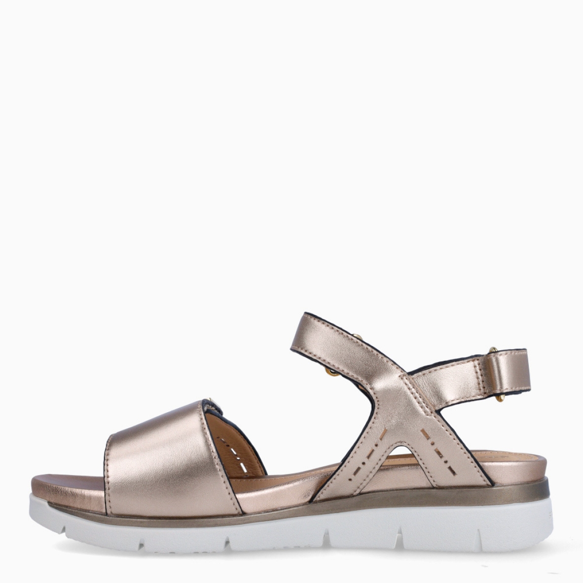 Sandalias de la marca Stonefly, modelo DALIA. Sandalias elaboradas en piel color platino. Cierre de la sandalias con velcro, dos en la pala y una en talón. Sandalias Stonefly con cuña de 3cm de altura. Estas sandalias Stonefly DALIA son el complemento que necesitas para crear outfits del día a día con la máxima comodidad.