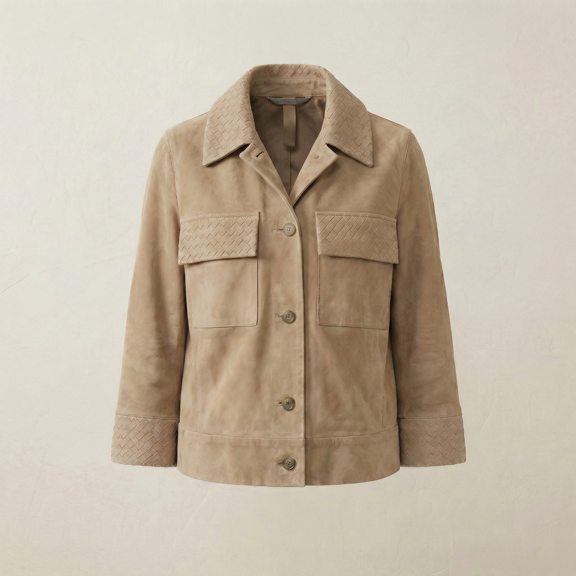 Chaqueta de la marca The Jack Leathers, modelo KARIS. Chaqueta elaborada en piel de alta calidad color taupe. Chaqueta The Jack Leathers con botones como cierre principal, bolsillos parte delantera y mangas largas. Chaqueta con cuello abierto. Este modelo KARI es un complemento ideal para esta temporada!
