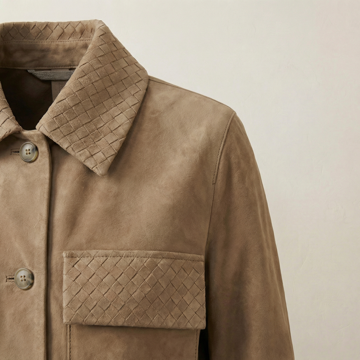 Chaqueta de la marca The Jack Leathers, modelo KARIS. Chaqueta elaborada en piel de alta calidad color taupe. Chaqueta The Jack Leathers con botones como cierre principal, bolsillos parte delantera y mangas largas. Chaqueta con cuello abierto. Este modelo KARI es un complemento ideal para esta temporada!