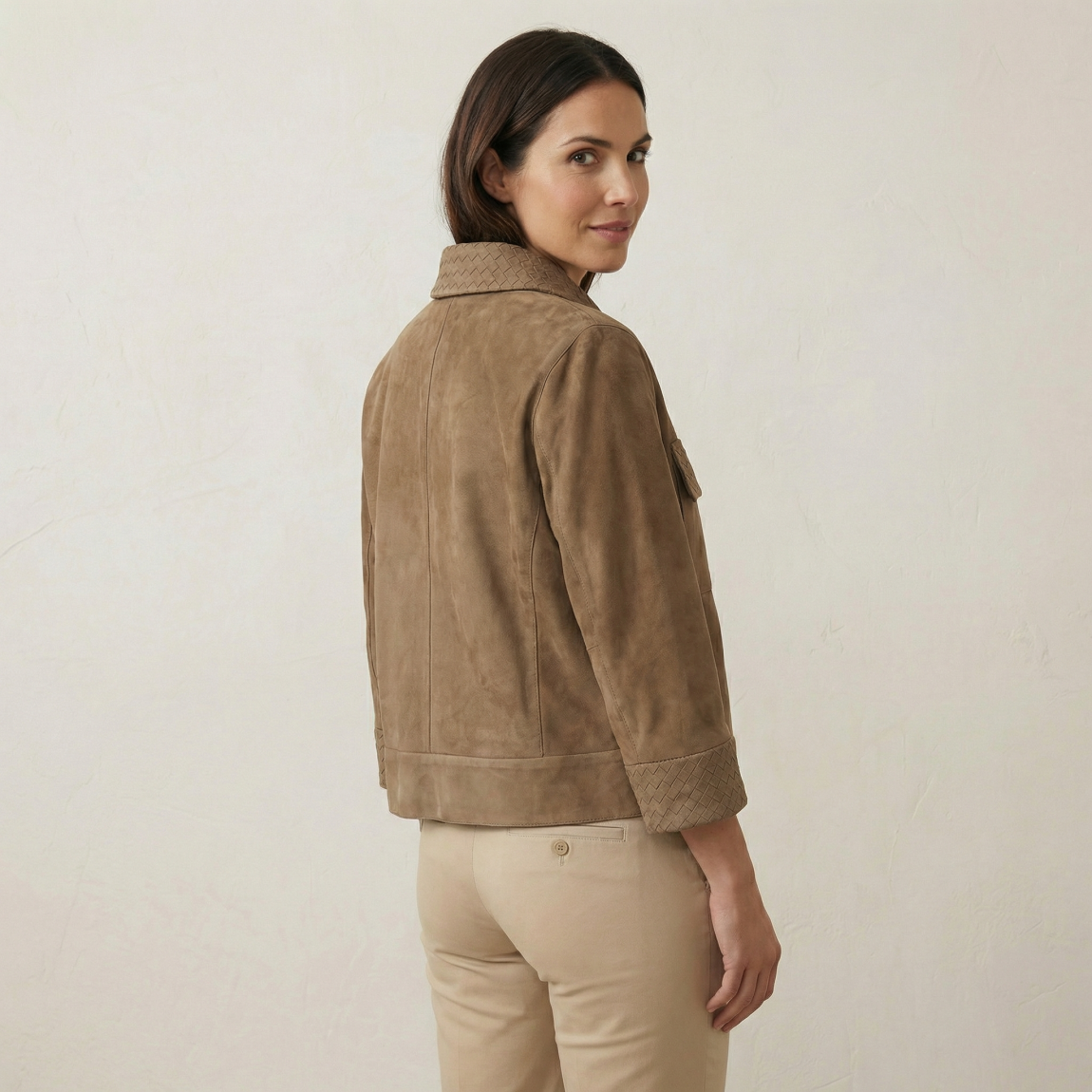 Chaqueta de la marca The Jack Leathers, modelo KARIS. Chaqueta elaborada en piel de alta calidad color taupe. Chaqueta The Jack Leathers con botones como cierre principal, bolsillos parte delantera y mangas largas. Chaqueta con cuello abierto. Este modelo KARI es un complemento ideal para esta temporada!