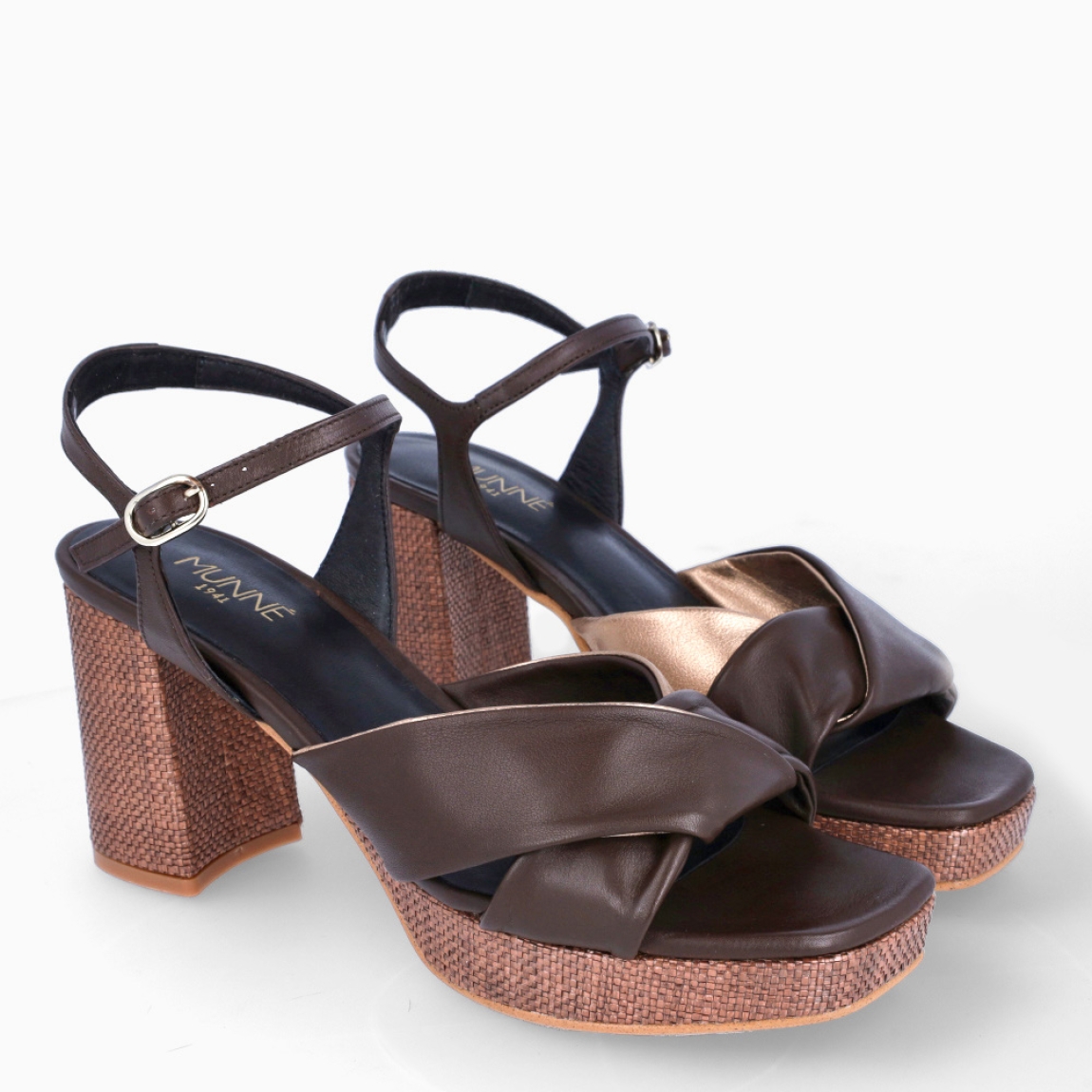 Sandalias de la marca Munné, modelo RUBAN. Elaboradas en piel color marrón con tiras cruzadas en pala. Interior en piel color marrónl. Cierre de sandalias Munné con hebilla en tobillo. Sandalias con tacón de 8cm de altura. Estas sandalias Munné RUBAN es un complemento ideal entre comodidad y estilo!