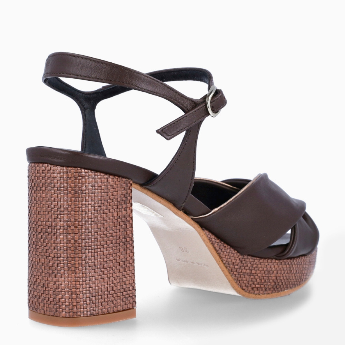 Sandalias de la marca Munné, modelo RUBAN. Elaboradas en piel color marrón con tiras cruzadas en pala. Interior en piel color marrónl. Cierre de sandalias Munné con hebilla en tobillo. Sandalias con tacón de 8cm de altura. Estas sandalias Munné RUBAN es un complemento ideal entre comodidad y estilo!