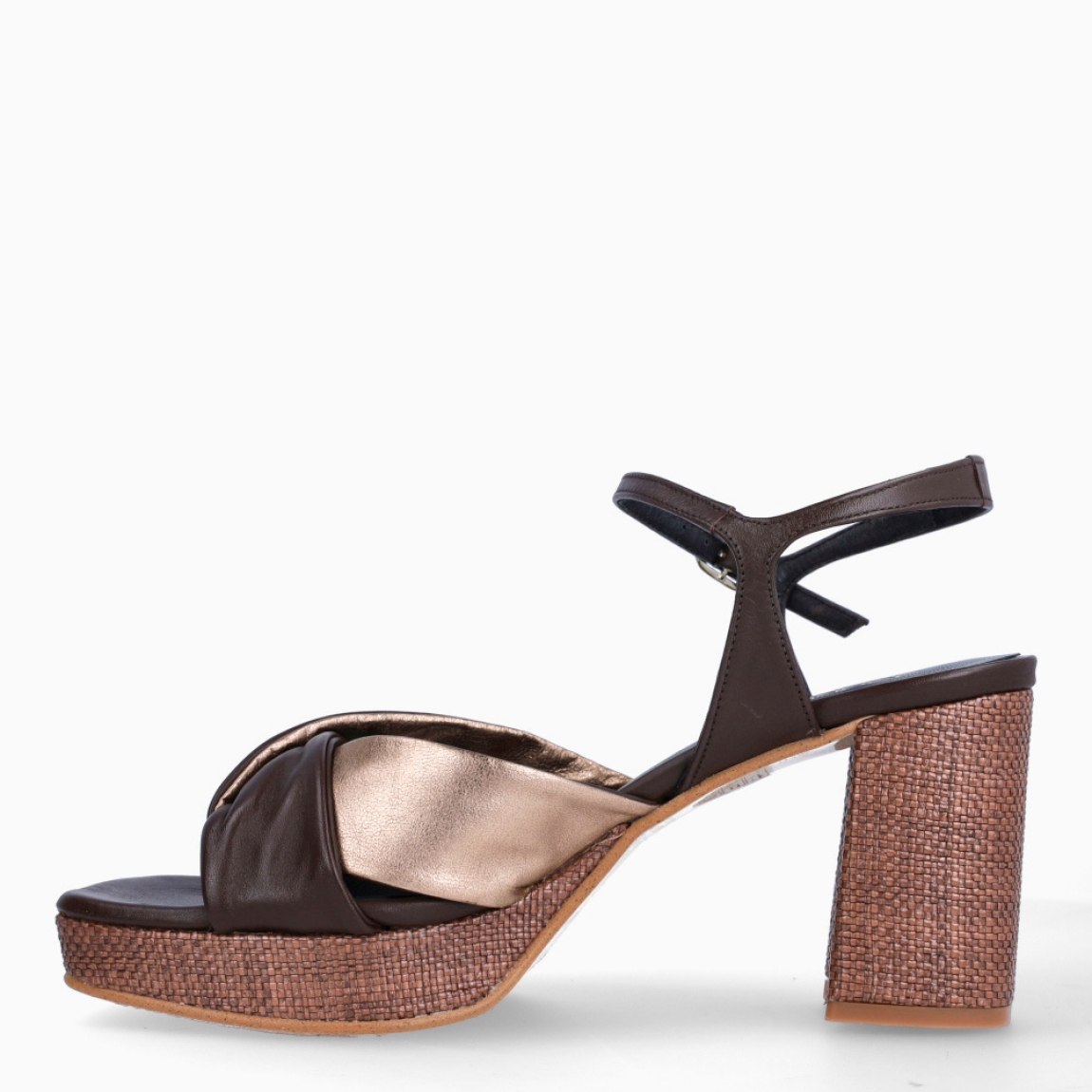 Sandalias de la marca Munné, modelo RUBAN. Elaboradas en piel color marrón con tiras cruzadas en pala. Interior en piel color marrónl. Cierre de sandalias Munné con hebilla en tobillo. Sandalias con tacón de 8cm de altura. Estas sandalias Munné RUBAN es un complemento ideal entre comodidad y estilo!