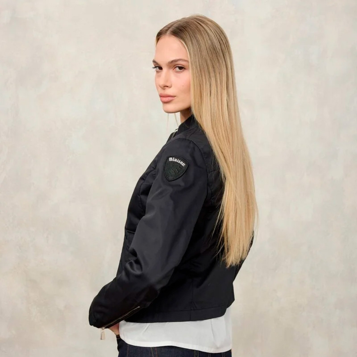 Chaqueta de la marca Blauer, modelo BLAKE. Chaqueta de algodón en color negro con cuello coreano. Las líneas son fluidas y esenciales con detalles modernos y refinados para un estilo casual pero elegante. Cierre de chaqueta Blauer con cremallera, bolsillos dobles abiertos y con automático, puño cerrado con cremallera profunda, bolsillo interno con Velcro. Parche y presilla con logo. Chaqueta Blauer BLAKE, complemento ideal para temporada!