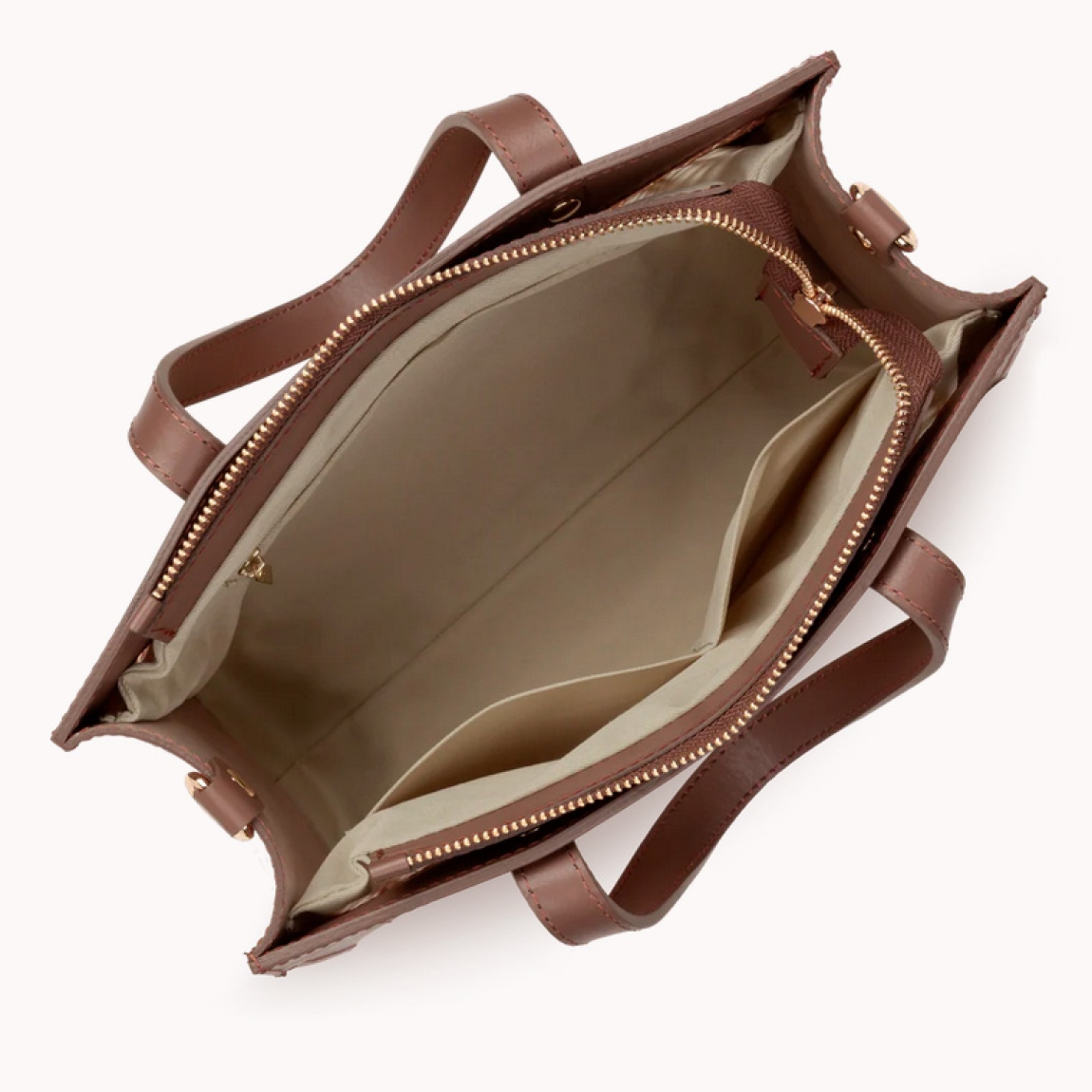 Bolso pequeño de la marca Lancaster, modelo Cannage Rotin. Elaborado principalmente con mimbre color marrón. Consta de un interior con doble cremallera y otro con cremallera. Se abre a mano, cruzado o con espada. Bolso Lancaster CABAS ideal para llevarlo esta temporada! Medidas: alto 28cm y ancho 28cm.