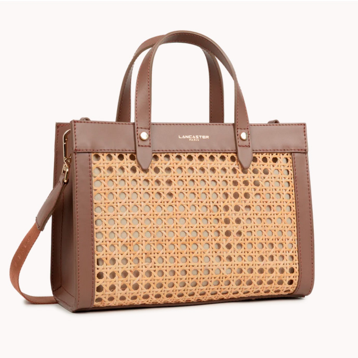 Bolso pequeño de la marca Lancaster, modelo Cannage Rotin. Elaborado principalmente con mimbre color marrón. Consta de un interior con doble cremallera y otro con cremallera. Se abre a mano, cruzado o con espada. Bolso Lancaster CABAS ideal para llevarlo esta temporada! Medidas: alto 28cm y ancho 28cm.