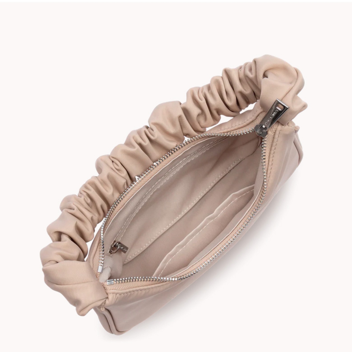 Bolso de la marca Lancaster, modelo BESACE. Elaborado en naylon color beige con estampado de logo en parte frontal. Cierre del bolso con cremallera. Bolso Lancaster con asa de hombro en efecto corrugado. Además de asa bandolera extraíble para máxima comodidad y versatibilidad. Este bolso Lancaster BESACE, es un accesorio clásico e ideal para llevar a todos lados. Medidas: alto 12cm y ancho 24cm.