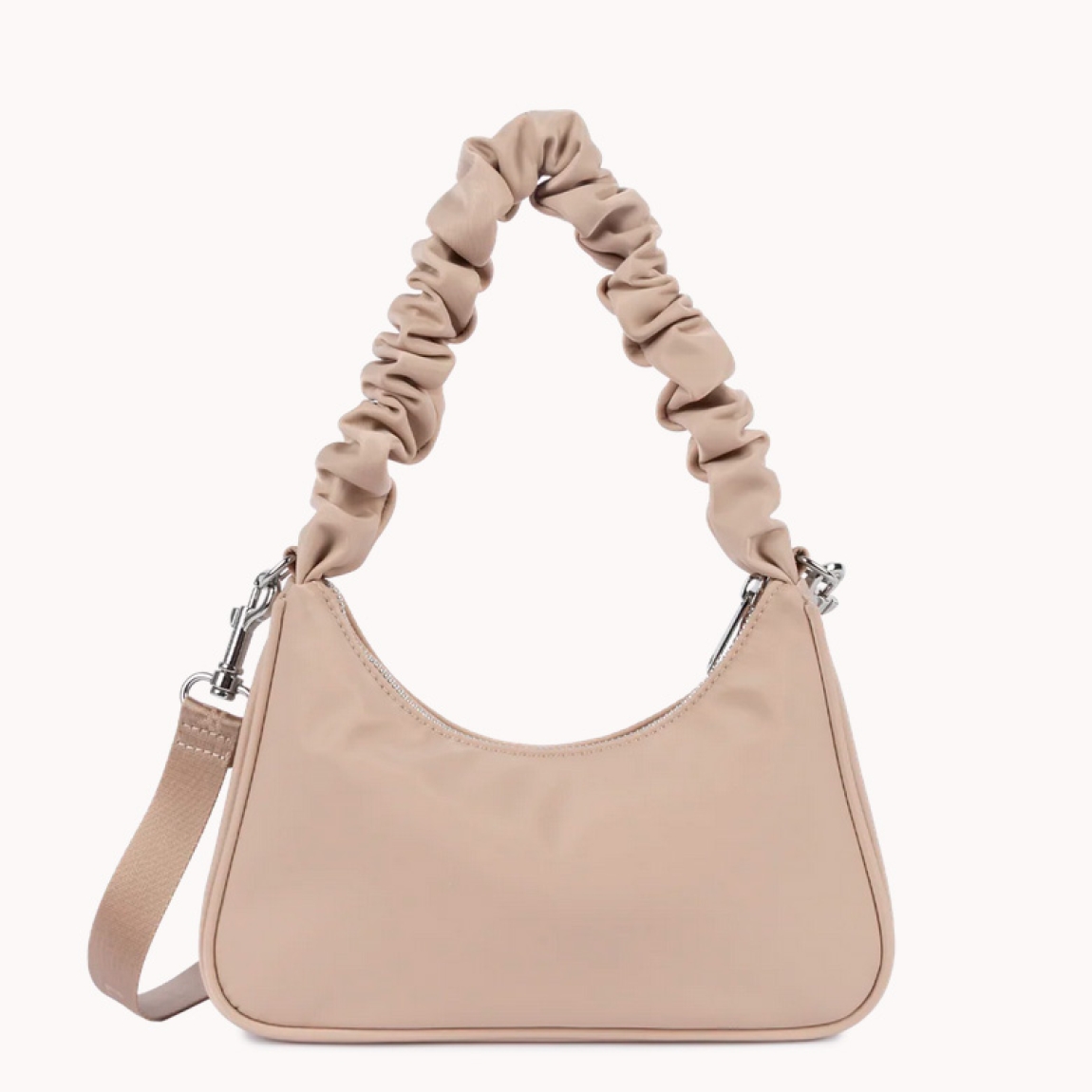 Bolso de la marca Lancaster, modelo BESACE. Elaborado en naylon color beige con estampado de logo en parte frontal. Cierre del bolso con cremallera. Bolso Lancaster con asa de hombro en efecto corrugado. Además de asa bandolera extraíble para máxima comodidad y versatibilidad. Este bolso Lancaster BESACE, es un accesorio clásico e ideal para llevar a todos lados. Medidas: alto 12cm y ancho 24cm.