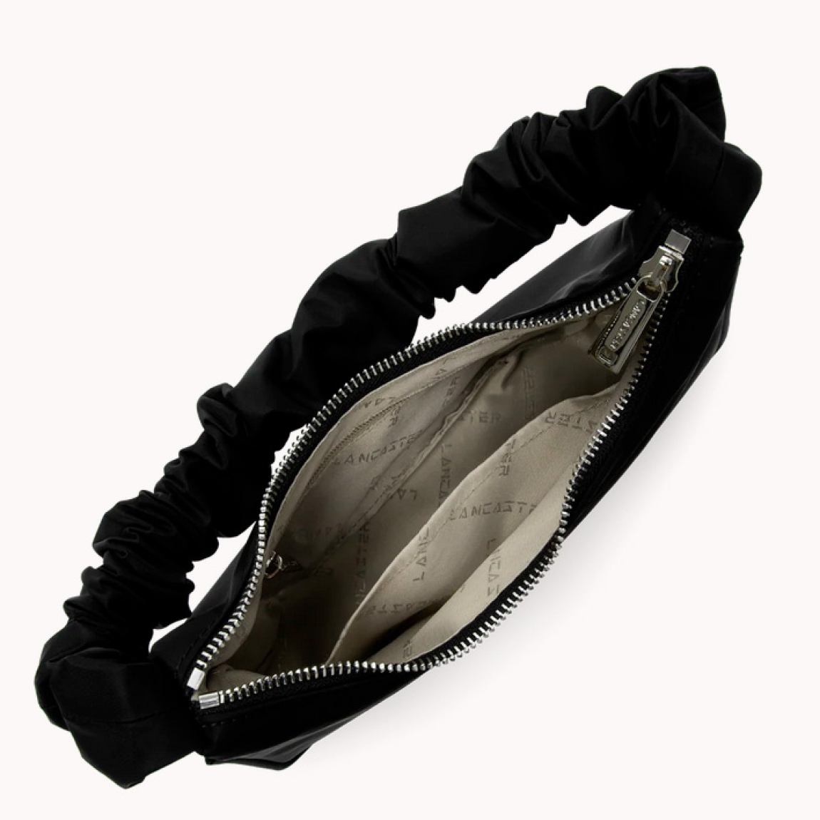 Bolso de la marca Lancaster, modelo BESACE. Elaborado en naylon color negro con estampado de logo en parte frontal. Cierre del bolso con cremallera. Bolso Lancaster con asa de hombro en efecto corrugado. Además de asa bandolera extraíble para máxima comodidad y versatibilidad. Este bolso Lancaster BESACE, es un accesorio clásico e ideal para llevar a todos lados. Medidas: alto 12cm y ancho 24cm.