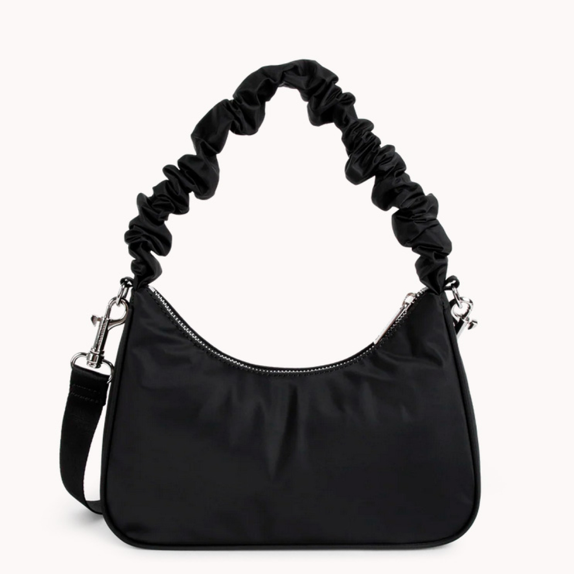 Bolso de la marca Lancaster, modelo BESACE. Elaborado en naylon color negro con estampado de logo en parte frontal. Cierre del bolso con cremallera. Bolso Lancaster con asa de hombro en efecto corrugado. Además de asa bandolera extraíble para máxima comodidad y versatibilidad. Este bolso Lancaster BESACE, es un accesorio clásico e ideal para llevar a todos lados. Medidas: alto 12cm y ancho 24cm.