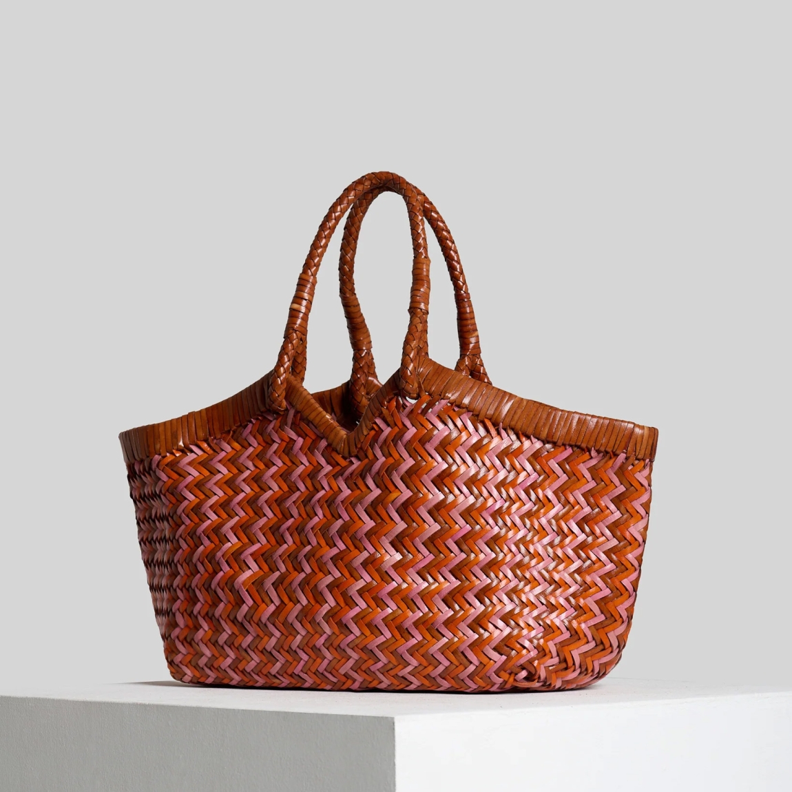 Bolso de la marca Vipera Bags, modelo CRUDELIA. Elaborado en piel trenzada color cuero. Bolso con gran compartimento interior para llevar tus imprescindibles. Bolso Vipera Bags con asas de hombro para mayor comodidad. Este bolso Vipera Bags CRUDELIA es un complemento ideal para llevar a todos lados! Medidas: alto 25cm y ancho 45cm.