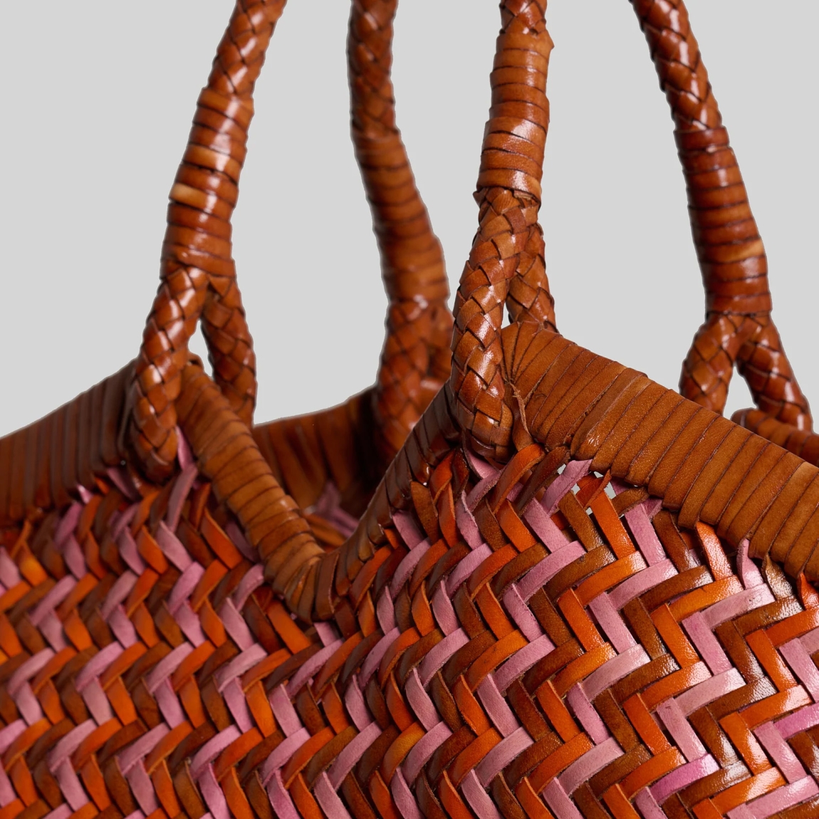 Bolso de la marca Vipera Bags, modelo CRUDELIA. Elaborado en piel trenzada color cuero. Bolso con gran compartimento interior para llevar tus imprescindibles. Bolso Vipera Bags con asas de hombro para mayor comodidad. Este bolso Vipera Bags CRUDELIA es un complemento ideal para llevar a todos lados! Medidas: alto 25cm y ancho 45cm.