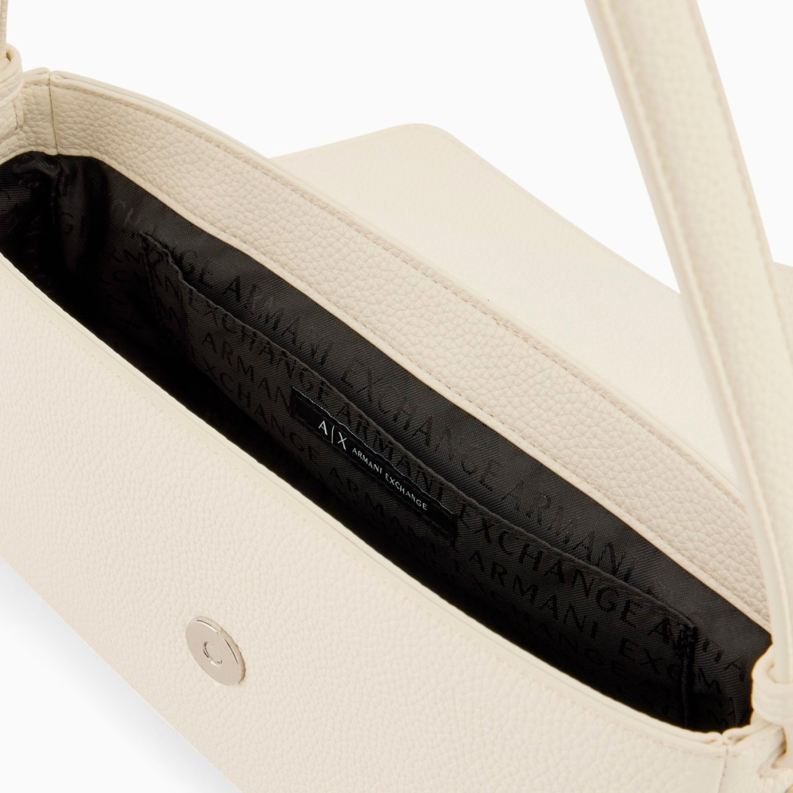 Bolso de hombro de la marca Armani Exchange, modelo DEBORA. Elaborado en ecopiel color blanco. Las líneas limpias y la silueta estructurada crean un accesorio de lujo discreto, perfecto para completar un look sofisticado. Cierre con botón inmantado y logotipo en parte frontal. Bolso Armani Exchange DEBORA, es un complemento que ofrece un toque de elegancia sobria y natural, ideal para la mujer moderna que aprecia los detalles refinados. Medidas: alto 15cm y ancho 28cm.