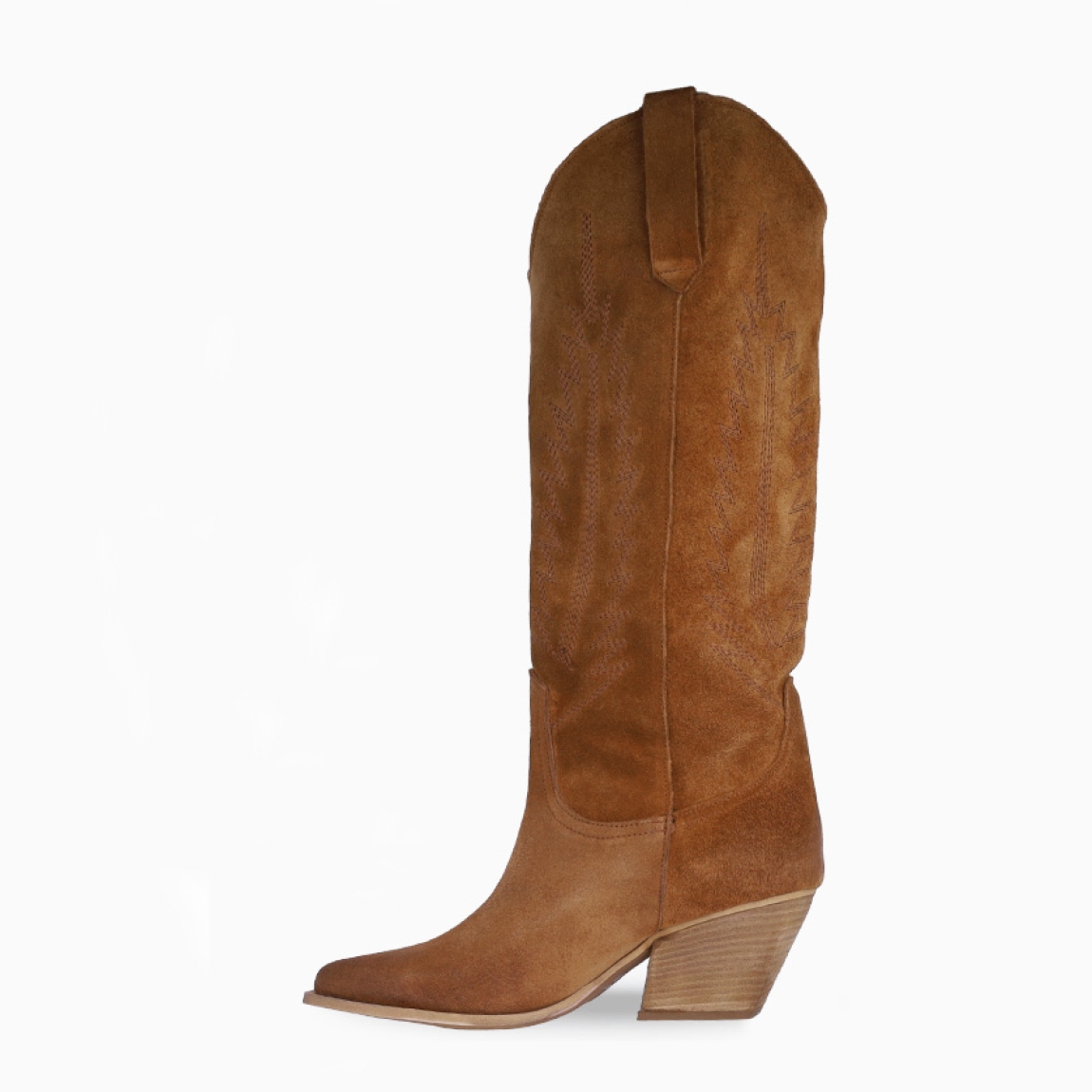 Botas de la marca Itse, modelo G-200. Elaboradas en ante color camel con hoja bordada. Interior con suela acolchada para máxima comodidad. Punta de lápiz y suela con tacón de 6cm de altura. Estas botas Itse G-200 son un complemento clásico e ideal para esta temporada, no puede faltar en tu armario!