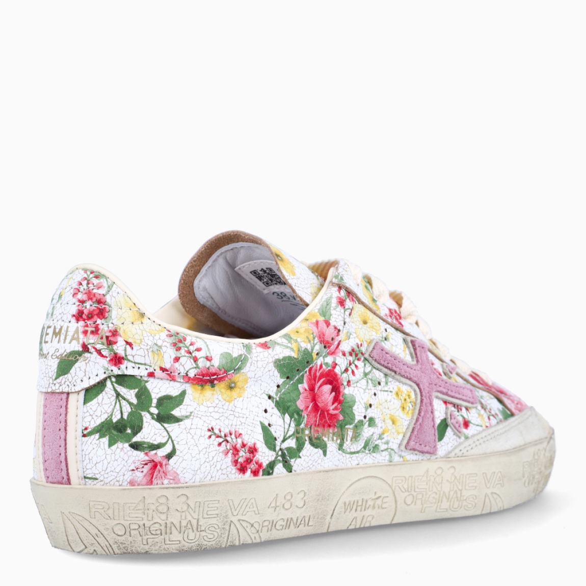 Deportivas de la marca Premiata, modelo STEVEND. Exterior de las deportivas en piel color blanco con estampado de flores y logo de color rosa. Interior de las deportivas en piel color blanco. Cierre de las deportivas con cordones blancos. Deportivas Premiata Stevend tienen el diseño perfecto para temporada, no puede faltar este modelo clásico en tu armario!