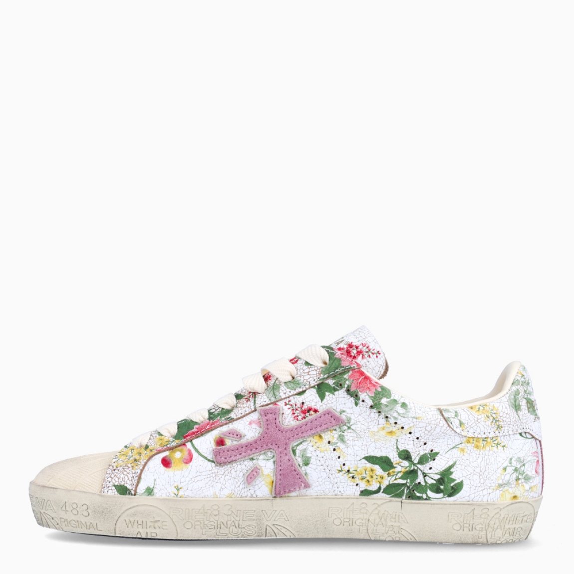 Deportivas de la marca Premiata, modelo STEVEND. Exterior de las deportivas en piel color blanco con estampado de flores y logo de color rosa. Interior de las deportivas en piel color blanco. Cierre de las deportivas con cordones blancos. Deportivas Premiata Stevend tienen el diseño perfecto para temporada, no puede faltar este modelo clásico en tu armario!