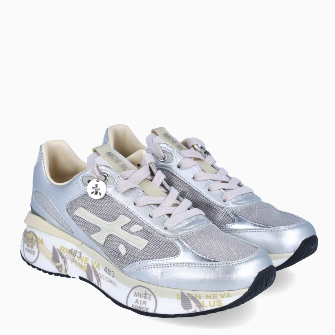 Deportiva de la marca Premiata, modelo MOERUND . Exterior de la deportiva en piel color plateado con detalle en rejilla y logo beig. Interior de la deportiva de piel de color blanco. Cierre de la deportiva con cordones de color beig. Deportiva con plantilla acolchada para garantizar el máximo confort. Deportiva con suela de goma y estampado de marca. La deportiva MOERUND de Premiata es una deportiva ligera y cómoda, con unos detalles que la hacen diferente y especial. Ideal para marcar estilo día a día.