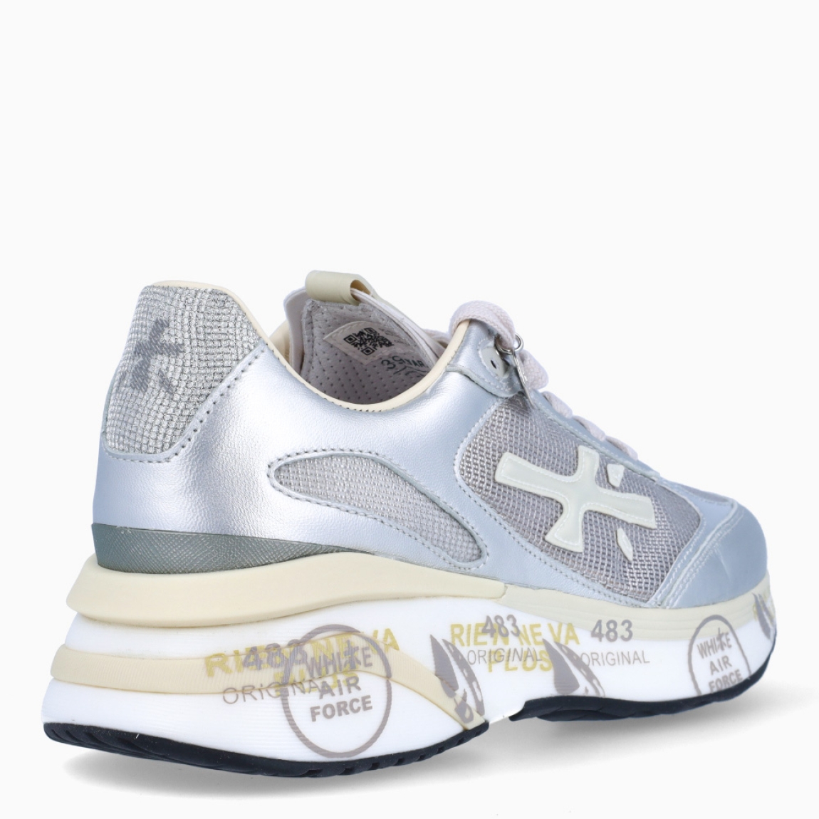 Deportiva de la marca Premiata, modelo MOERUND . Exterior de la deportiva en piel color plateado con detalle en rejilla y logo beig. Interior de la deportiva de piel de color blanco. Cierre de la deportiva con cordones de color beig. Deportiva con plantilla acolchada para garantizar el máximo confort. Deportiva con suela de goma y estampado de marca. La deportiva MOERUND de Premiata es una deportiva ligera y cómoda, con unos detalles que la hacen diferente y especial. Ideal para marcar estilo día a día.