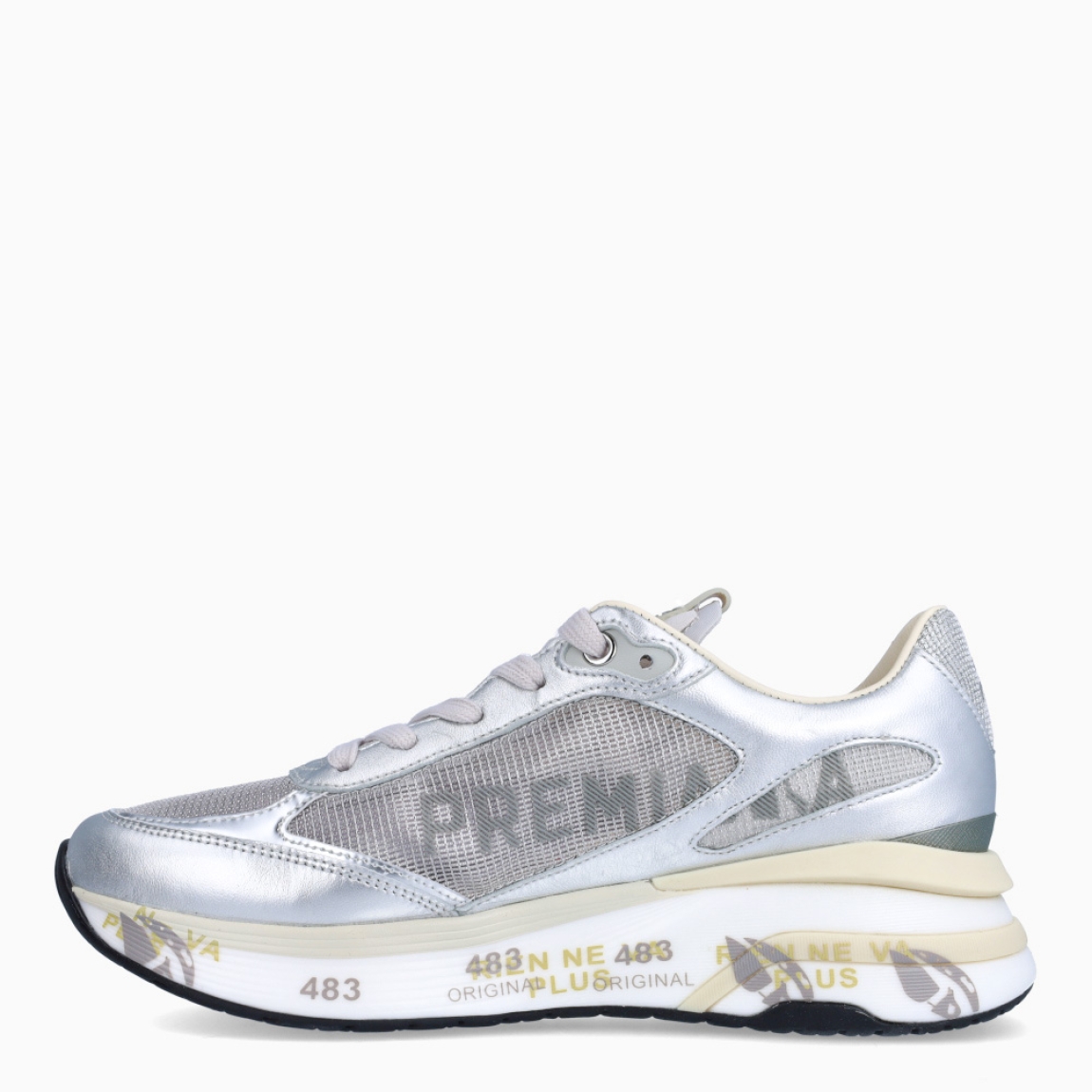 Deportiva de la marca Premiata, modelo MOERUND . Exterior de la deportiva en piel color plateado con detalle en rejilla y logo beig. Interior de la deportiva de piel de color blanco. Cierre de la deportiva con cordones de color beig. Deportiva con plantilla acolchada para garantizar el máximo confort. Deportiva con suela de goma y estampado de marca. La deportiva MOERUND de Premiata es una deportiva ligera y cómoda, con unos detalles que la hacen diferente y especial. Ideal para marcar estilo día a día.