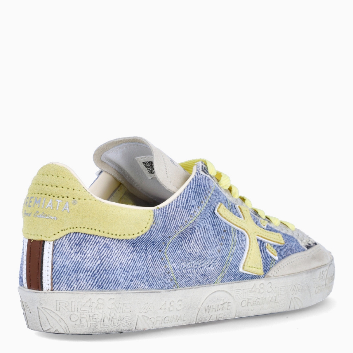 Deportivas de la marca Premiata, modelo STEVEND. Exterior de las deportivas en textil tejano con detalle en rejilla, y logo de color amarillo. Interior de las deportivas en piel color blanco. Cierre de las deportivas con cordones amarillos. Deportivas Premiata Stevend tienen el diseño perfecto para temporada, no puede faltar este modelo clásico en tu armario!