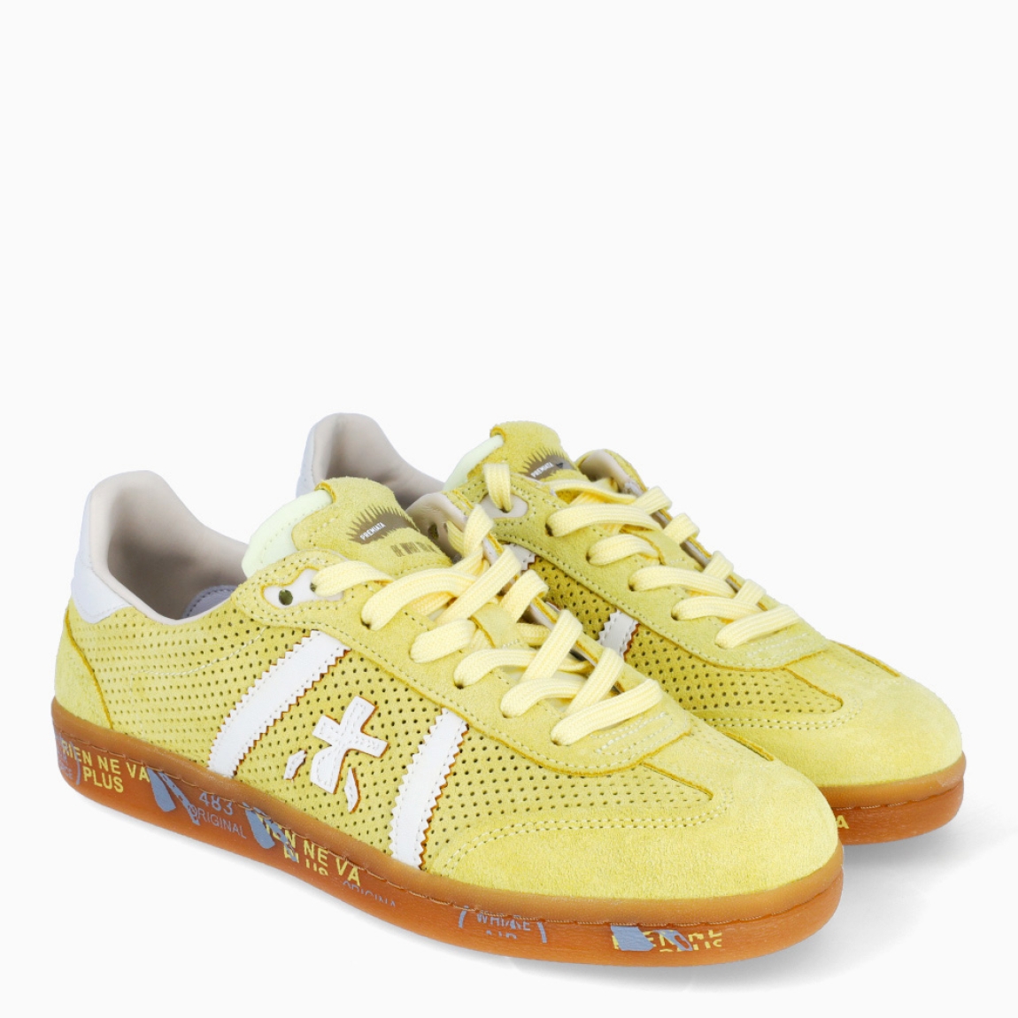 Deportivas de la marca Premiata, modelo BONNIED. Exterior de las deportivas en piel color amarillo con efecto troquelado con detalle en ante y logo de color blanco. Interior de las deportivas en piel color blanco. Cierre de las deportivas con cordones amarillos. Deportivas Premiata BONNIED tienen el diseño perfecto para temporada, no puede faltar este modelo clásico en tu armario!