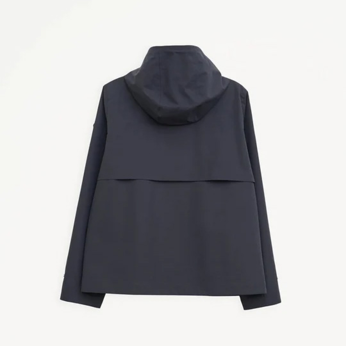 Chaqueta corta impermeable de la marca Tanta, modelo NIWL. Chaqueta sin costuras Niwl está confeccionado en tejido de sarga de poliéster color azul marino. Es 100% impermeable y cuenta con todas las costuras selladas para una protección superior. Los detalles de la prenda incluyen un canesú en la espalda y otro en el lado derecho de la parte delantera, botones a presión ocultos y una capucha desmontable con cordón ajustable. Diseñado con un corte impecable, esta chaqueta Tanta, modelo Niwl combina elegancia con una alta funcionalidad.