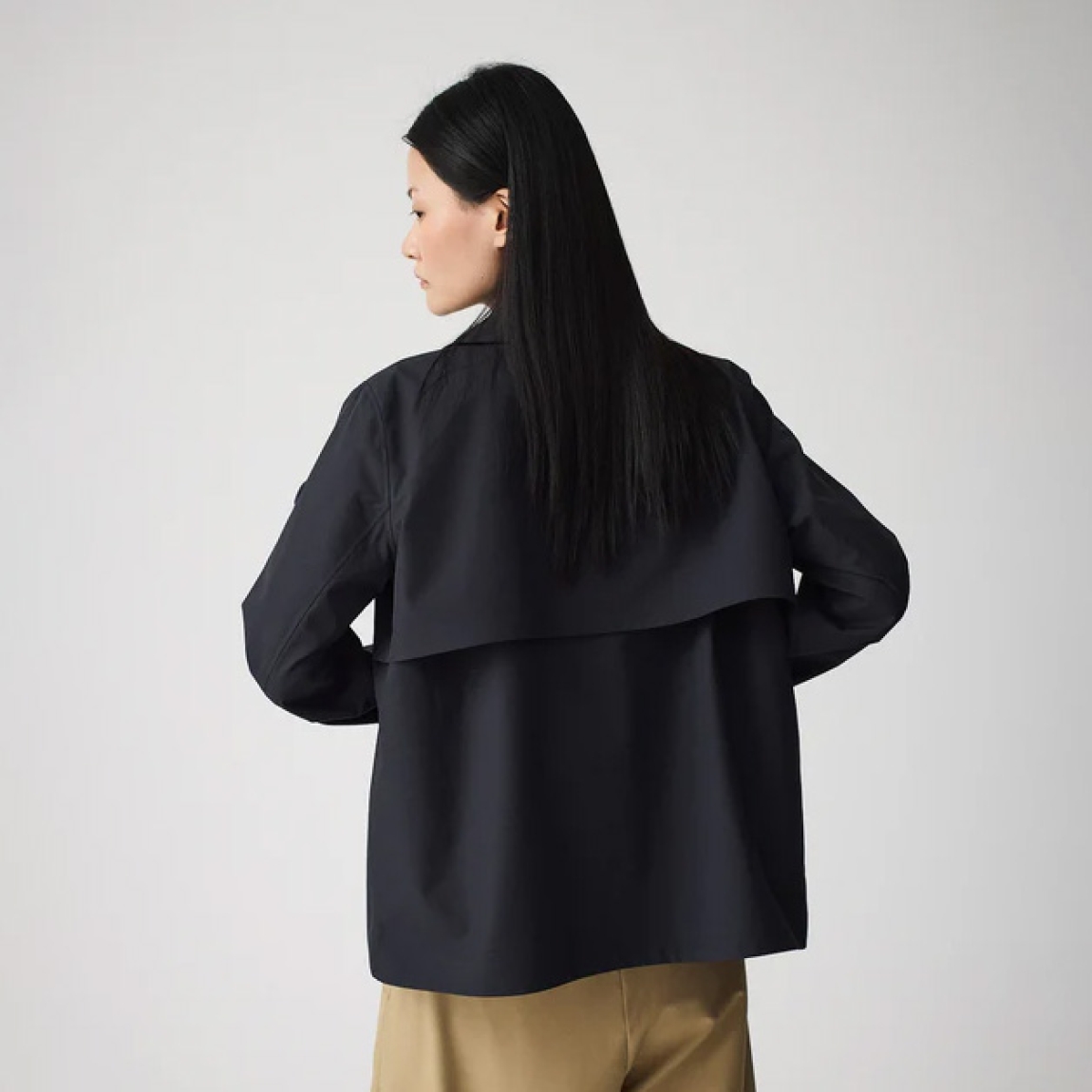 Chaqueta corta impermeable de la marca Tanta, modelo NIWL. Chaqueta sin costuras Niwl está confeccionado en tejido de sarga de poliéster color azul marino. Es 100% impermeable y cuenta con todas las costuras selladas para una protección superior. Los detalles de la prenda incluyen un canesú en la espalda y otro en el lado derecho de la parte delantera, botones a presión ocultos y una capucha desmontable con cordón ajustable. Diseñado con un corte impecable, esta chaqueta Tanta, modelo Niwl combina elegancia con una alta funcionalidad.