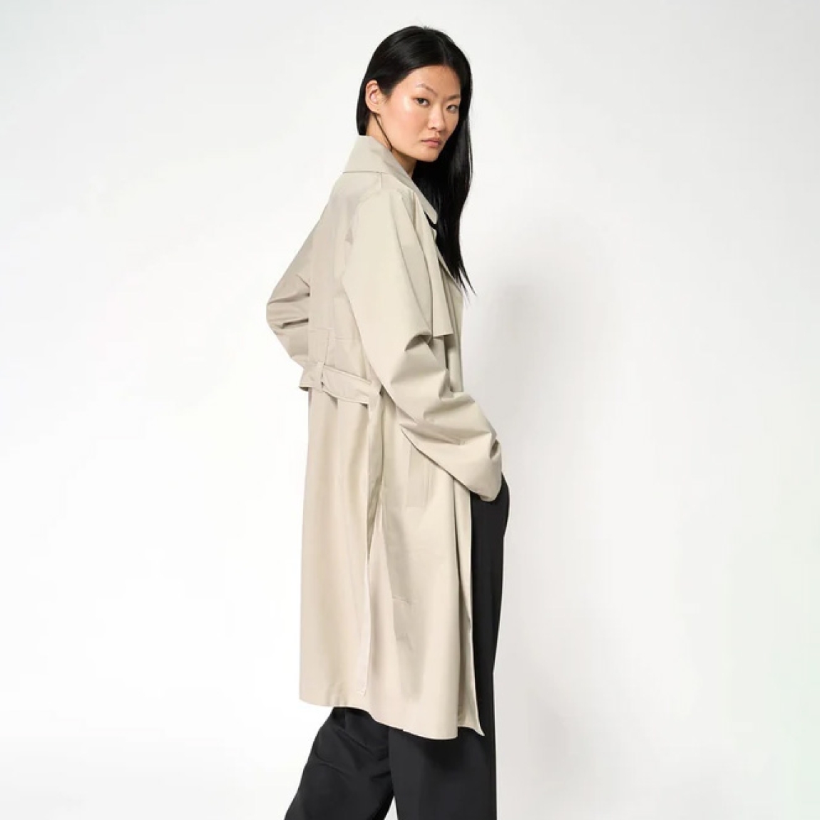 Chaqueta lisa larga de la marca Tanta, modelo TAGE. Chaqueta o gabarina impermeable sin costuras Tage está confeccionado en tejido de sarga de poliéster color beig. Es 100% impermeable y cuenta con todas las costuras selladas para una protección superior. Los detalles de la prenda incluyen dos canesús en la parte delantera y uno en la parte trasera, botones a presión ocultos, una cintura ajustable con cinturón y una capucha desmontable con cordón ajustable. Chaqueta Tanta dieñada con un corte impecable, el modelo Tage de Tanta combina elegancia con una alta funcionalidad.