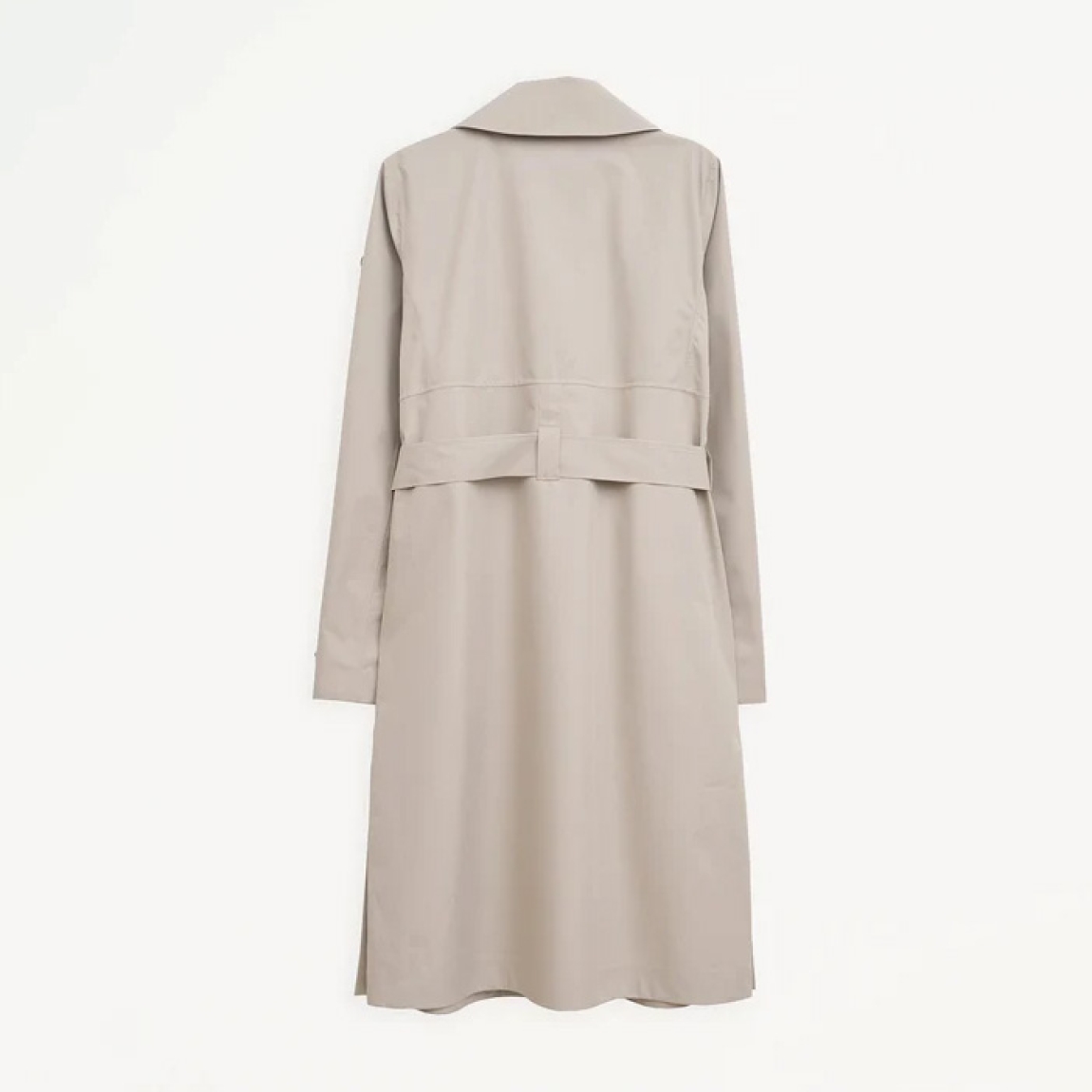 Chaqueta lisa larga de la marca Tanta, modelo TAGE. Chaqueta o gabarina impermeable sin costuras Tage está confeccionado en tejido de sarga de poliéster color beig. Es 100% impermeable y cuenta con todas las costuras selladas para una protección superior. Los detalles de la prenda incluyen dos canesús en la parte delantera y uno en la parte trasera, botones a presión ocultos, una cintura ajustable con cinturón y una capucha desmontable con cordón ajustable. Chaqueta Tanta dieñada con un corte impecable, el modelo Tage de Tanta combina elegancia con una alta funcionalidad.