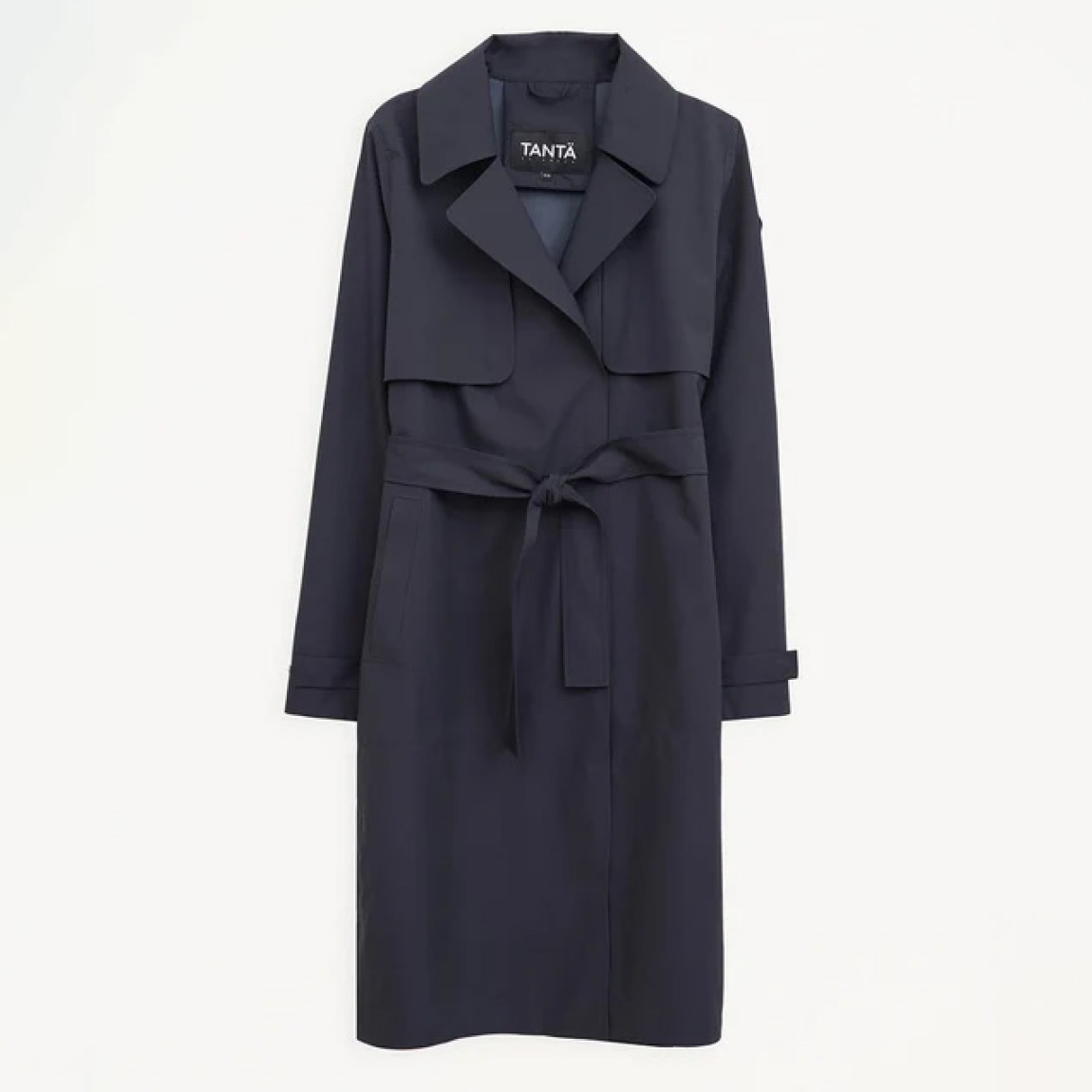 Chaqueta lisa larga de la marca Tanta, modelo TAGE. Chaqueta o gabarina impermeable sin costuras Tage está confeccionado en tejido de sarga de poliéster color azul marino. Es 100% impermeable y cuenta con todas las costuras selladas para una protección superior. Los detalles de la prenda incluyen dos canesús en la parte delantera y uno en la parte trasera, botones a presión ocultos, una cintura ajustable con cinturón y una capucha desmontable con cordón ajustable. Chaqueta Tanta dieñada con un corte impecable, el modelo Tage de Tanta combina elegancia con una alta funcionalidad.