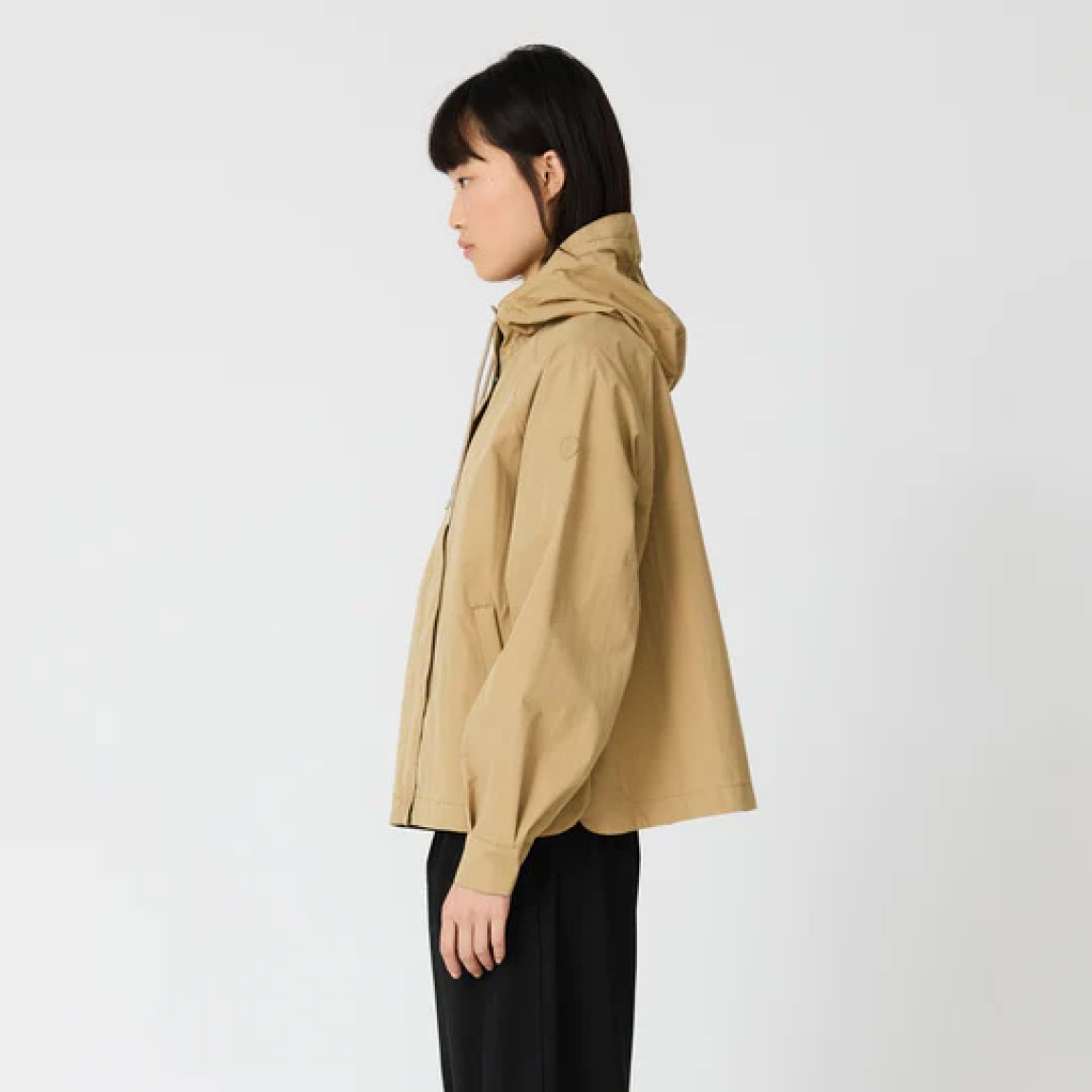 Chaqueta impermeable corta de la marca Tanta, modelo DHUDA. Chaqueta Tanta de corte holgado está confeccionada con un tejido de mezcla de algodón impermeable color camel. Este material atemporal es transpirable y resistente al viento. Los detalles de la prenda incluyen costuras selladas, mangas raglán, una cremallera de doble cursor y cierres a presión ocultos. Su elegante silueta en línea A de esta chaqueta Tanta DUDHA cuenta con aberturas laterales redondeadas para un look más femenino. Una prenda indispensable en tu armario esta temporada!