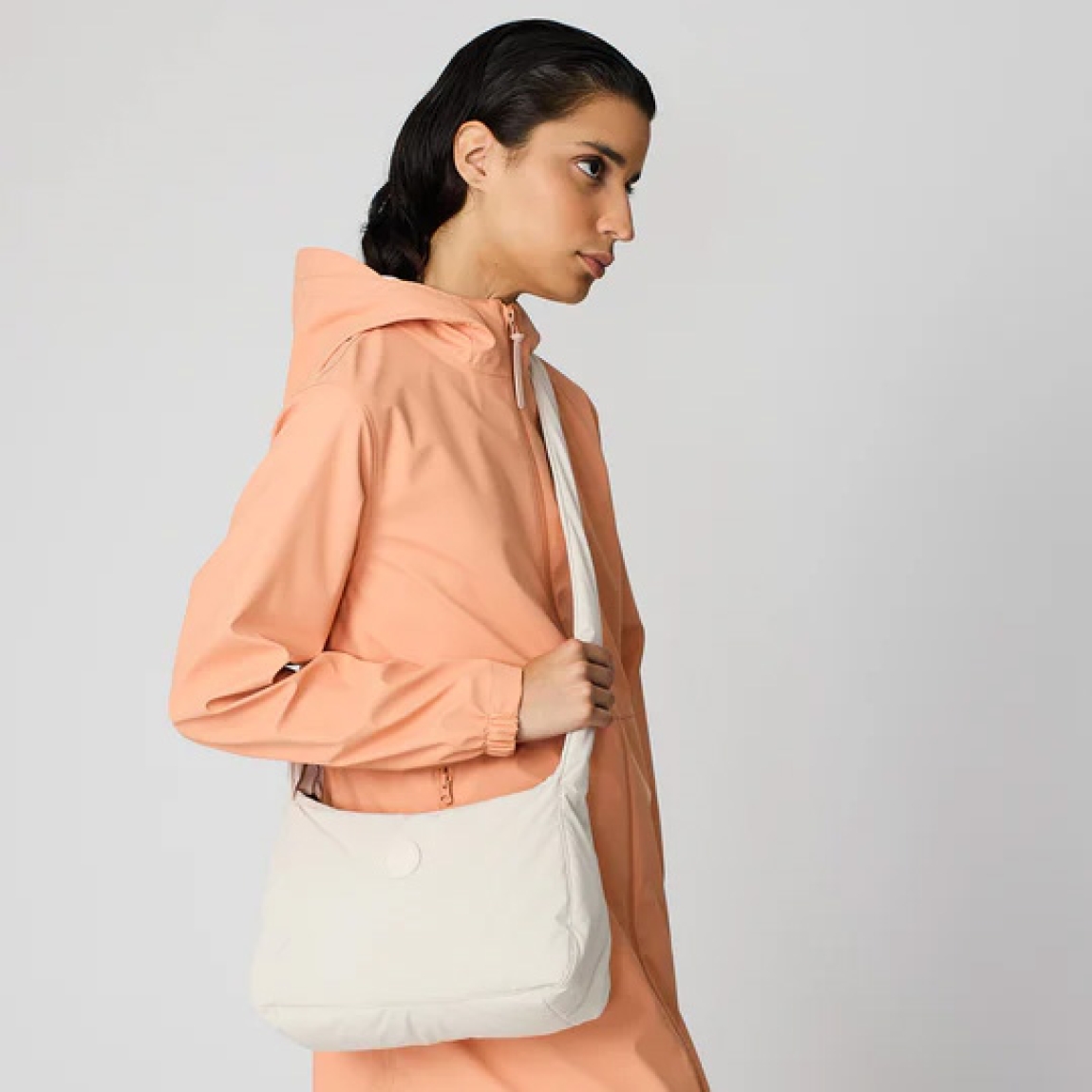 Bolso de la marca Tanta, modelo KUHIRÓ. Este bolso Tanta Kuhiró es un bolso de tamaño medio fabricado en Softshell ligero color blanco con un acabado repelente al agua duradero. Los detalles del bolso Tanta incluyen un diseño curvado, una correa ajustable y un compartimento principal con una gruesa cremallera. Este modelo Kuhiró de Tanta, es un bolso versátil que puede llevarse al hombro o cruzado. Medidas: alto 22cm y ancho 32cm.
