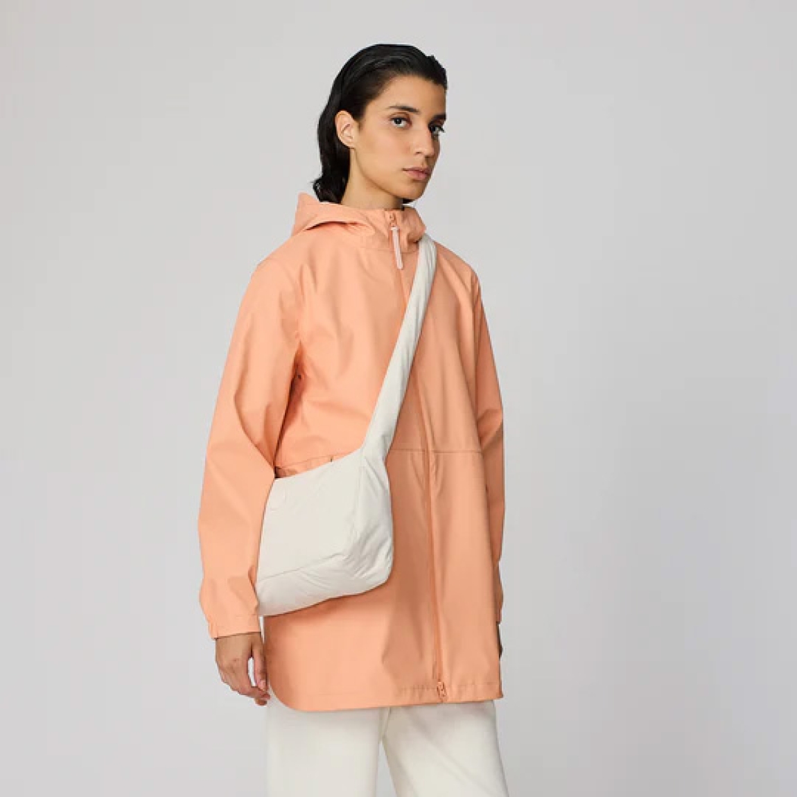 Bolso de la marca Tanta, modelo KUHIRÓ. Este bolso Tanta Kuhiró es un bolso de tamaño medio fabricado en Softshell ligero color blanco con un acabado repelente al agua duradero. Los detalles del bolso Tanta incluyen un diseño curvado, una correa ajustable y un compartimento principal con una gruesa cremallera. Este modelo Kuhiró de Tanta, es un bolso versátil que puede llevarse al hombro o cruzado. Medidas: alto 22cm y ancho 32cm.