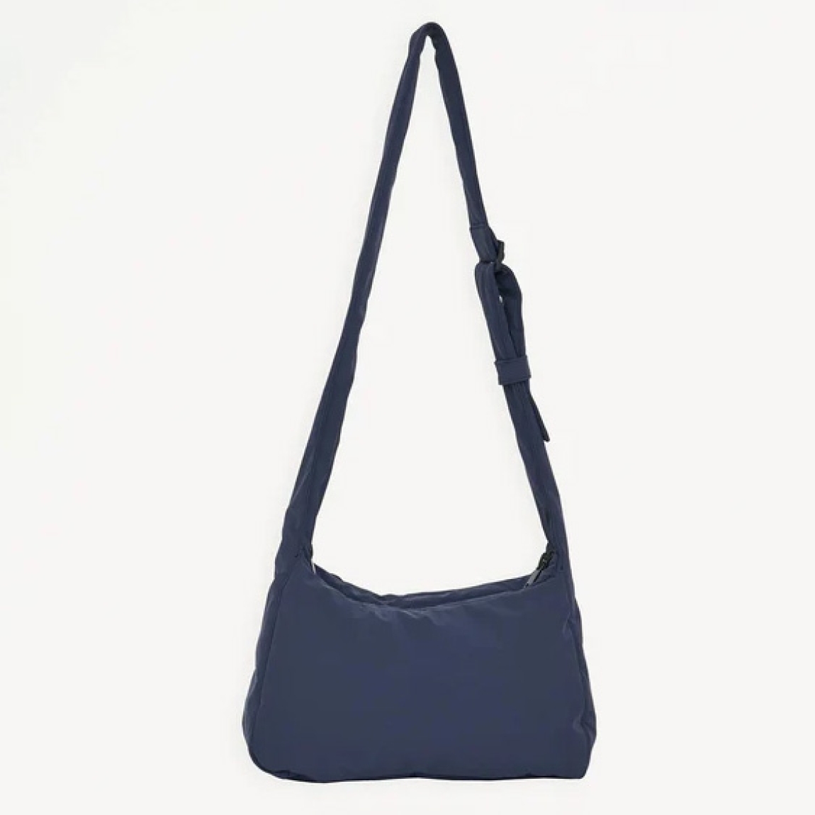 Bolso de la marca Tanta, modelo KUHIRÓ. Este bolso Tanta Kuhiró es un bolso de tamaño medio fabricado en Softshell ligero color azul marino con un acabado repelente al agua duradero. Los detalles del bolso Tanta incluyen un diseño curvado, una correa ajustable y un compartimento principal con una gruesa cremallera. Este modelo Kuhiró de Tanta, es un bolso versátil que puede llevarse al hombro o cruzado. Medidas: alto 22cm y ancho 32cm.