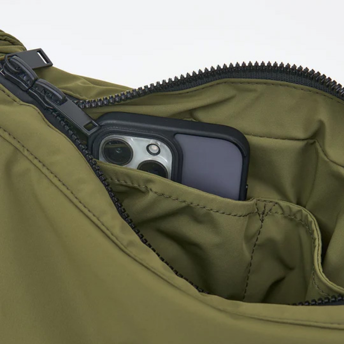 Bolso de la marca Tanta, modelo KUHIRÓ. Este bolso Tanta Kuhiró es un bolso de tamaño medio fabricado en Softshell ligero color verde con un acabado repelente al agua duradero. Los detalles del bolso Tanta incluyen un diseño curvado, una correa ajustable y un compartimento principal con una gruesa cremallera. Este modelo Kuhiró de Tanta, es un bolso versátil que puede llevarse al hombro o cruzado. Medidas: alto 22cm y ancho 32cm.