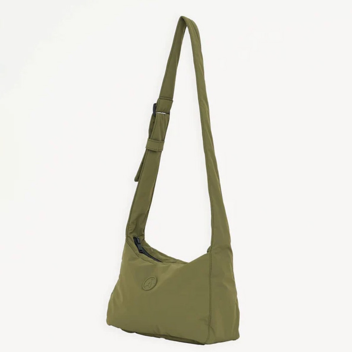 Bolso de la marca Tanta, modelo KUHIRÓ. Este bolso Tanta Kuhiró es un bolso de tamaño medio fabricado en Softshell ligero color verde con un acabado repelente al agua duradero. Los detalles del bolso Tanta incluyen un diseño curvado, una correa ajustable y un compartimento principal con una gruesa cremallera. Este modelo Kuhiró de Tanta, es un bolso versátil que puede llevarse al hombro o cruzado. Medidas: alto 22cm y ancho 32cm.