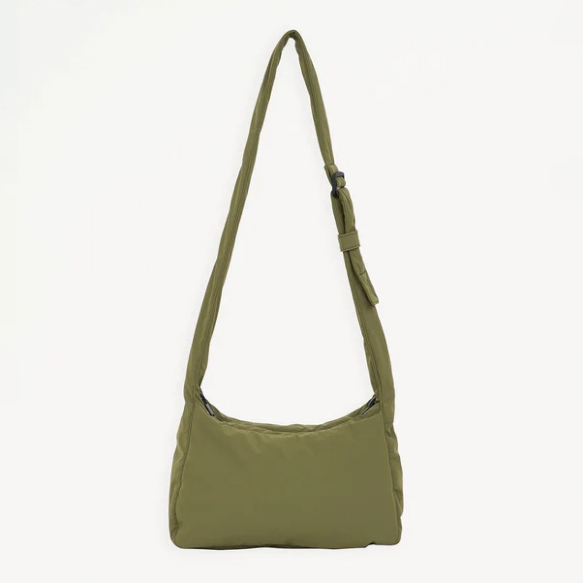 Bolso de la marca Tanta, modelo KUHIRÓ. Este bolso Tanta Kuhiró es un bolso de tamaño medio fabricado en Softshell ligero color verde con un acabado repelente al agua duradero. Los detalles del bolso Tanta incluyen un diseño curvado, una correa ajustable y un compartimento principal con una gruesa cremallera. Este modelo Kuhiró de Tanta, es un bolso versátil que puede llevarse al hombro o cruzado. Medidas: alto 22cm y ancho 32cm.