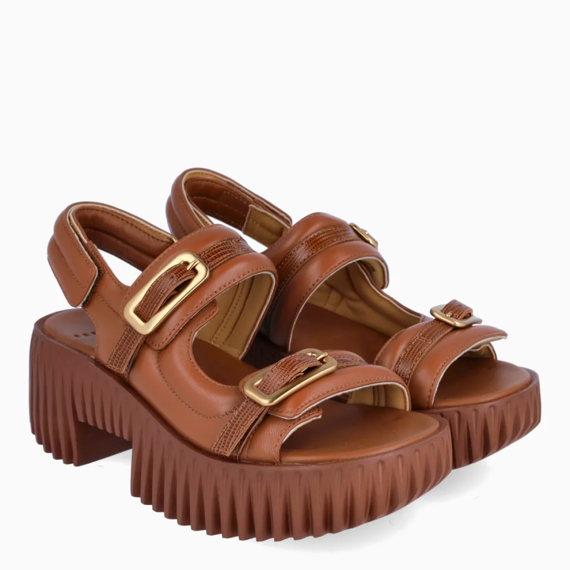 Sandalias de la marca 4CCCCEES, modelo PLIA KIKO. Elaboradas en piel de alta calidad color marrón con tiras acolchadas en la pala y tobillo. Además de detalles de hebilla en pala para ajuste. Interior en piel color marrón. Cierre de las sandalias con velcro. Suela con efecto dentada y tacón de 7cm de altura. Estas sandalias 4CCCCEES PLIA KIKO son un complemento ideal para esta temporada!