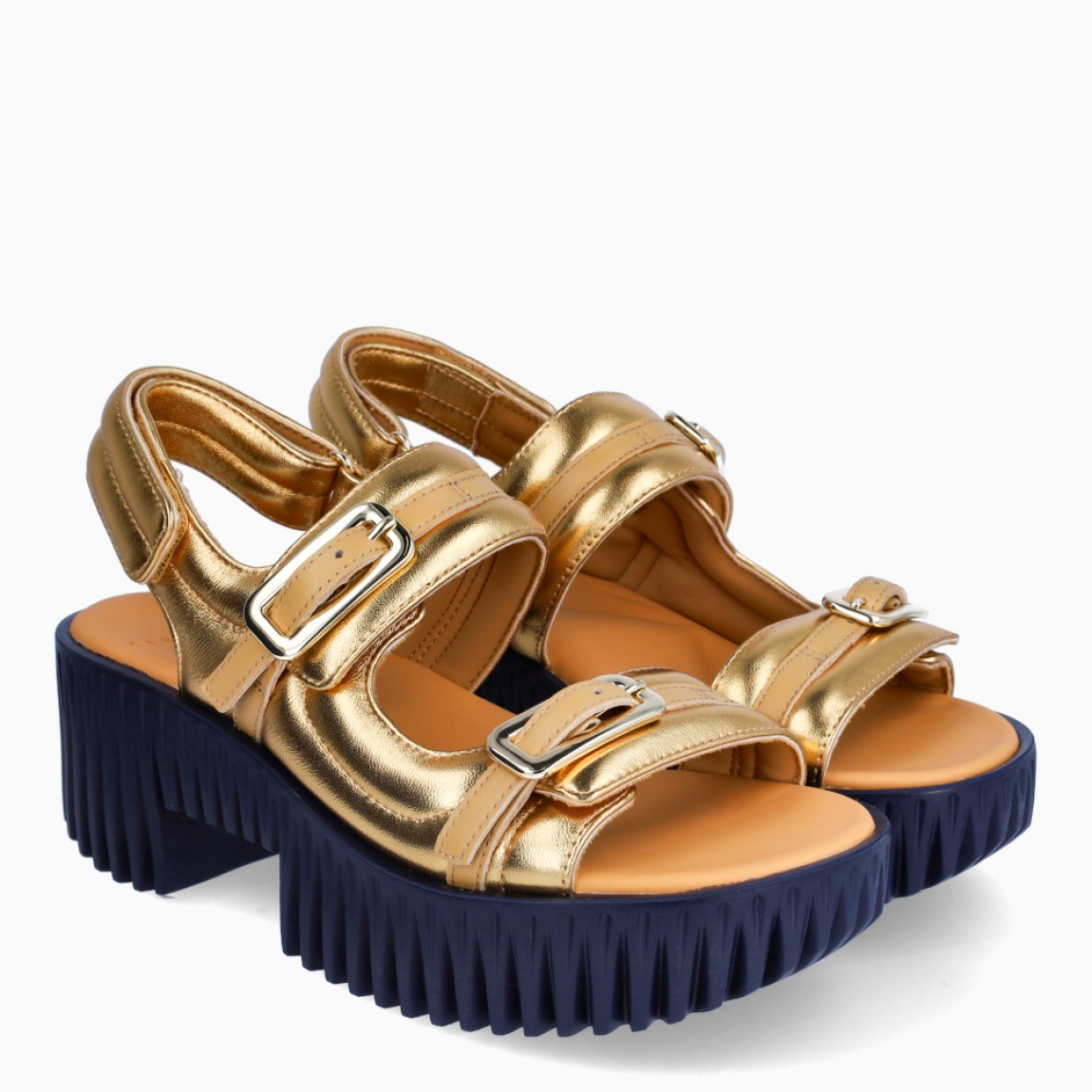 Sandalias de la marca 4CCCCEES, modelo PLIA KIKO. Elaboradas en piel de alta calidad color oro con tiras acolchadas en la pala y tobillo. Además de detalles de hebilla en pala para ajuste. Interior en piel color beige. Cierre de las sandalias con velcro. Suela con efecto dentada y tacón de 7cm de altura. Estas sandalias 4CCCCEES PLIA KIKO son un complemento ideal para esta temporada!