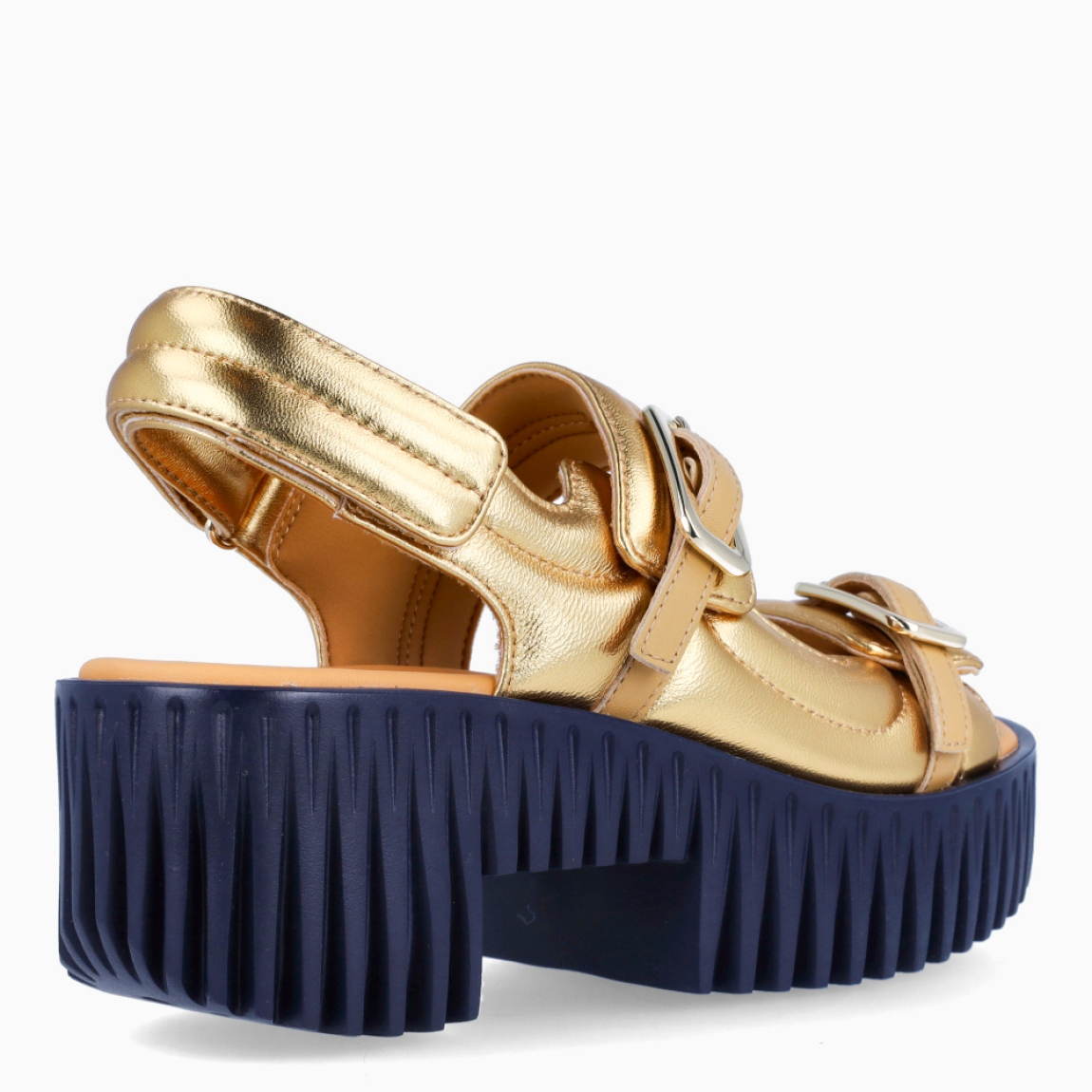 Sandalias de la marca 4CCCCEES, modelo PLIA KIKO. Elaboradas en piel de alta calidad color oro con tiras acolchadas en la pala y tobillo. Además de detalles de hebilla en pala para ajuste. Interior en piel color beige. Cierre de las sandalias con velcro. Suela con efecto dentada y tacón de 7cm de altura. Estas sandalias 4CCCCEES PLIA KIKO son un complemento ideal para esta temporada!