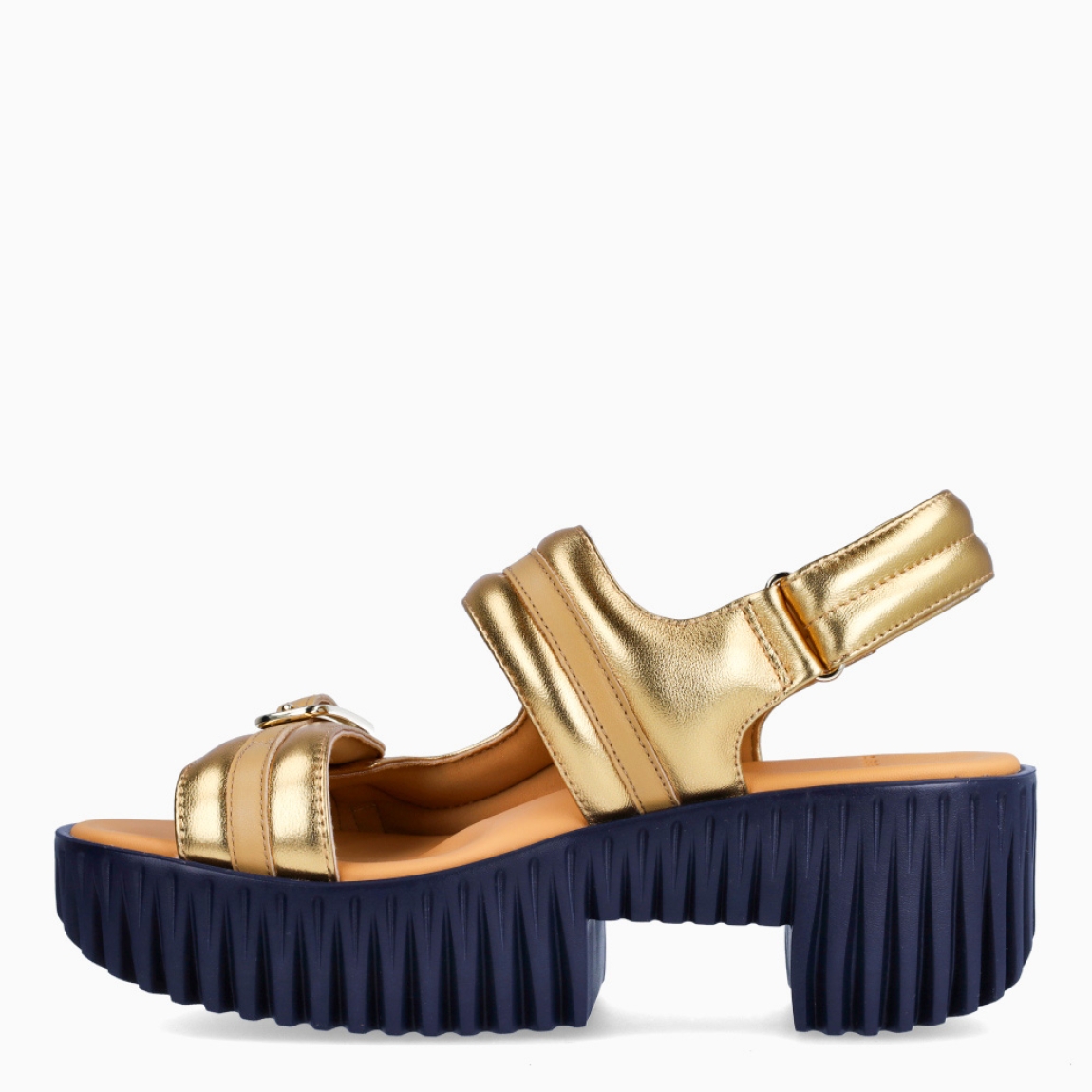 Sandalias de la marca 4CCCCEES, modelo PLIA KIKO. Elaboradas en piel de alta calidad color oro con tiras acolchadas en la pala y tobillo. Además de detalles de hebilla en pala para ajuste. Interior en piel color beige. Cierre de las sandalias con velcro. Suela con efecto dentada y tacón de 7cm de altura. Estas sandalias 4CCCCEES PLIA KIKO son un complemento ideal para esta temporada!